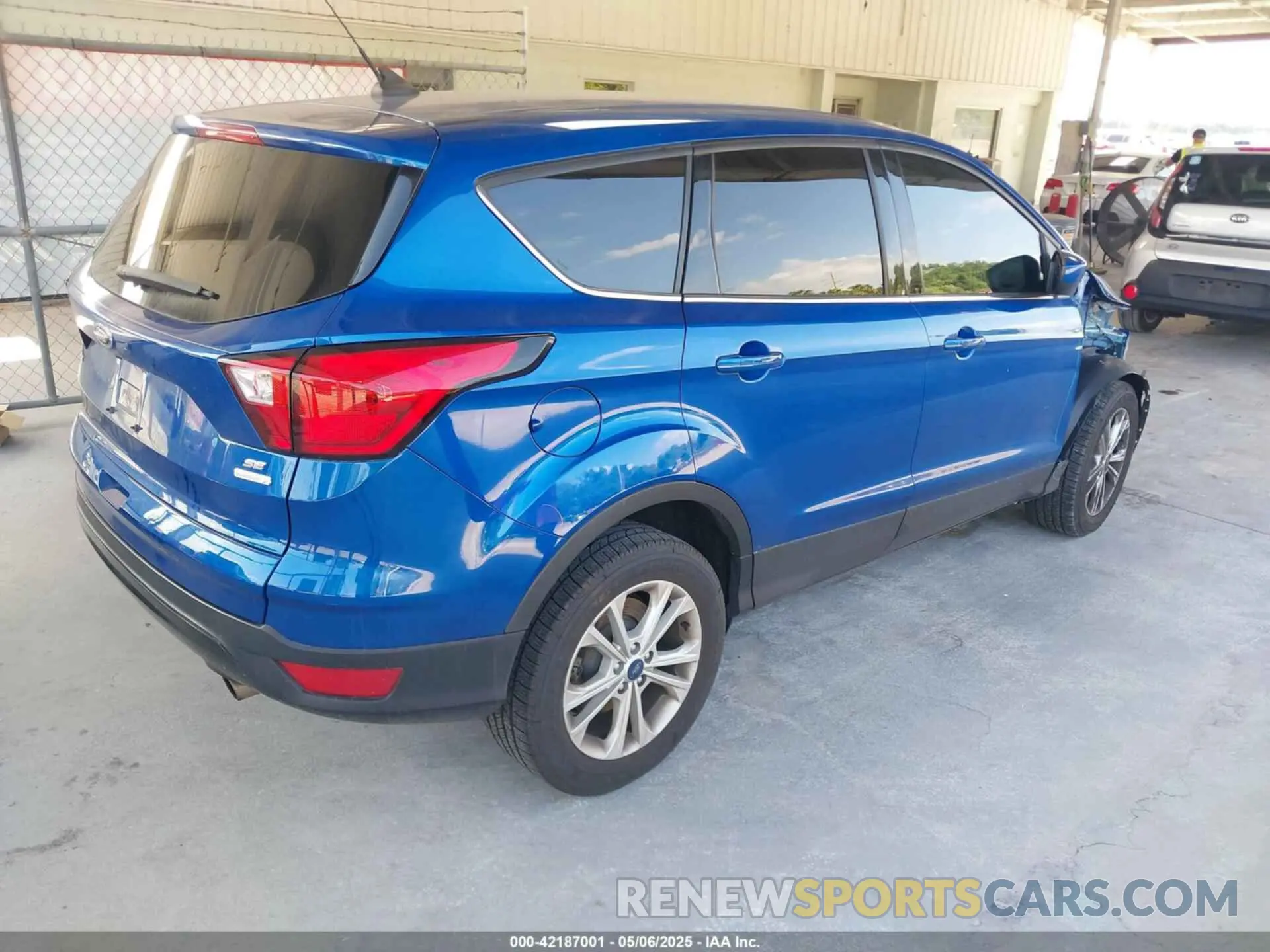4 Photograph of a damaged car 1FMCU0GD9KUB84873 FORD ESCAPE 2019