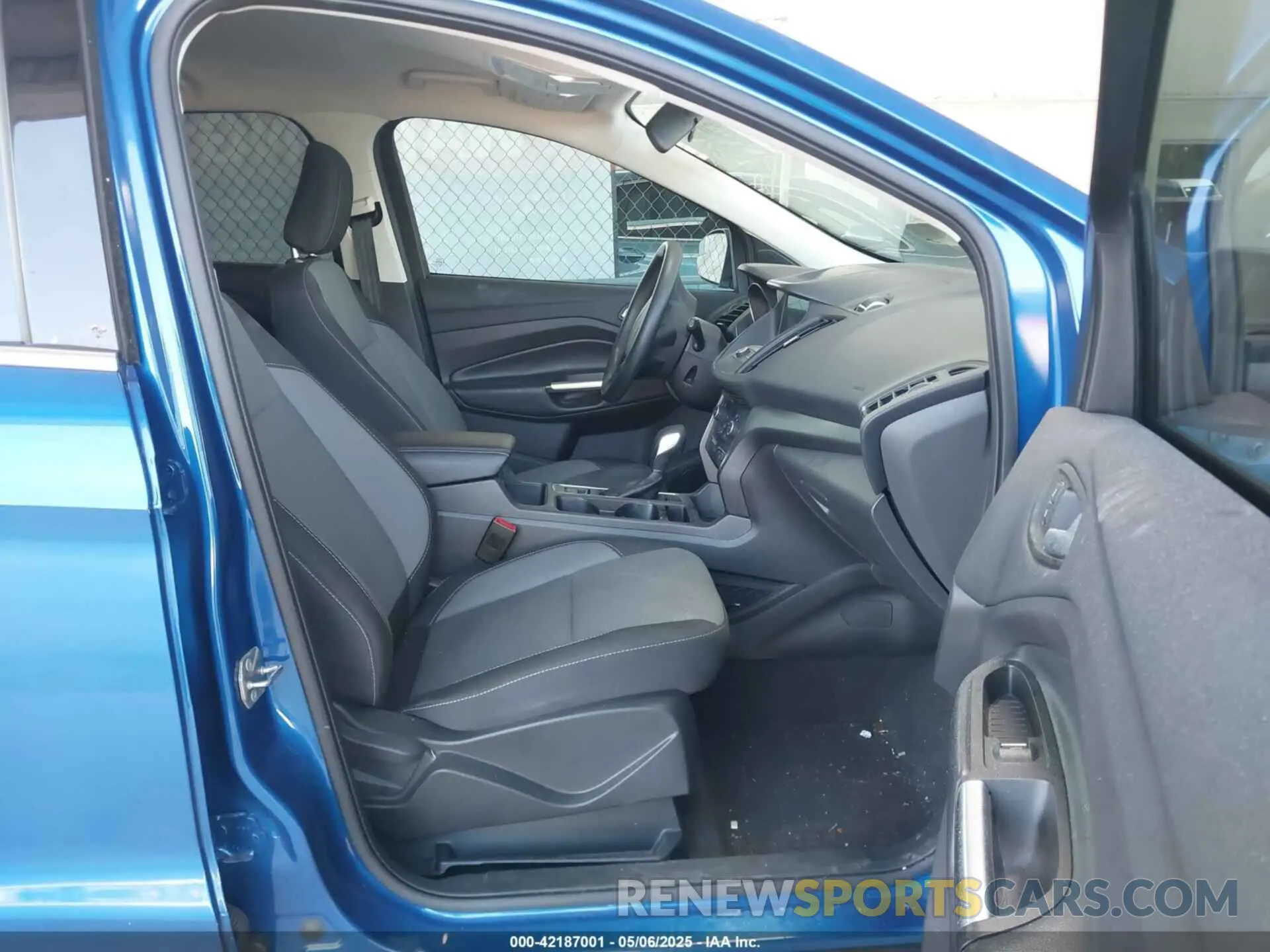 5 Photograph of a damaged car 1FMCU0GD9KUB84873 FORD ESCAPE 2019