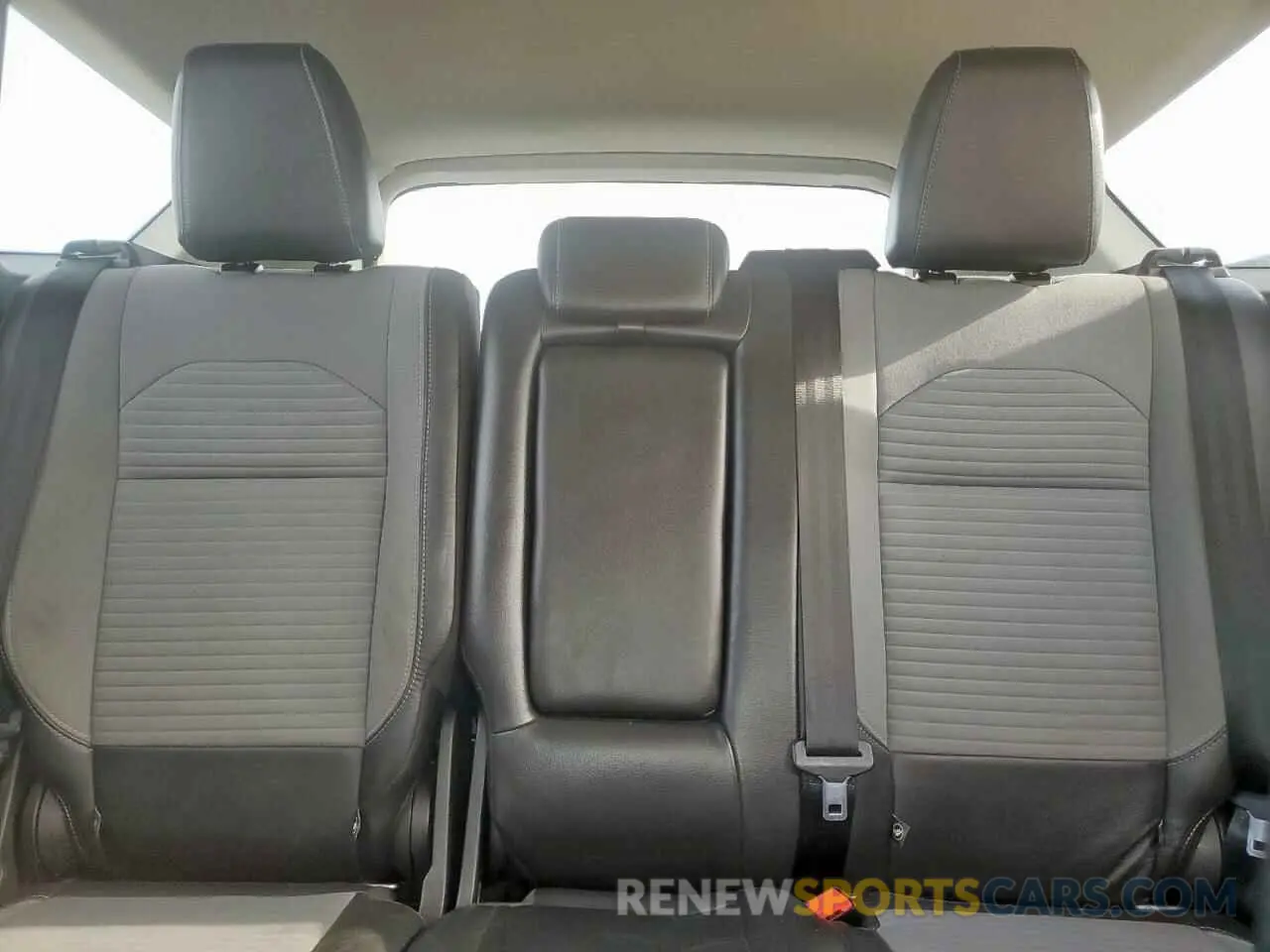 10 Photograph of a damaged car 1FMCU0GD9KUC36552 FORD ESCAPE 2019