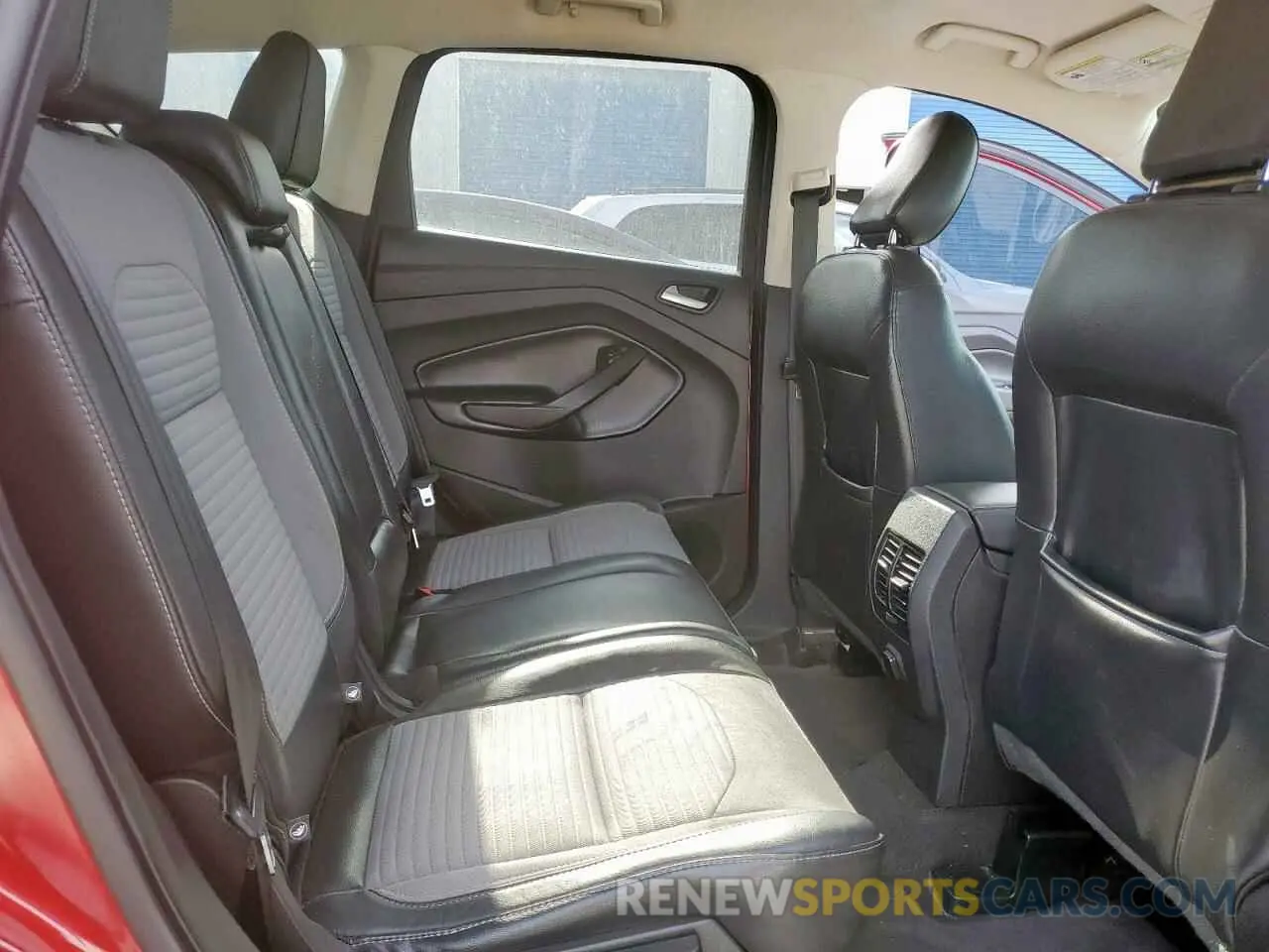 11 Photograph of a damaged car 1FMCU0GD9KUC36552 FORD ESCAPE 2019
