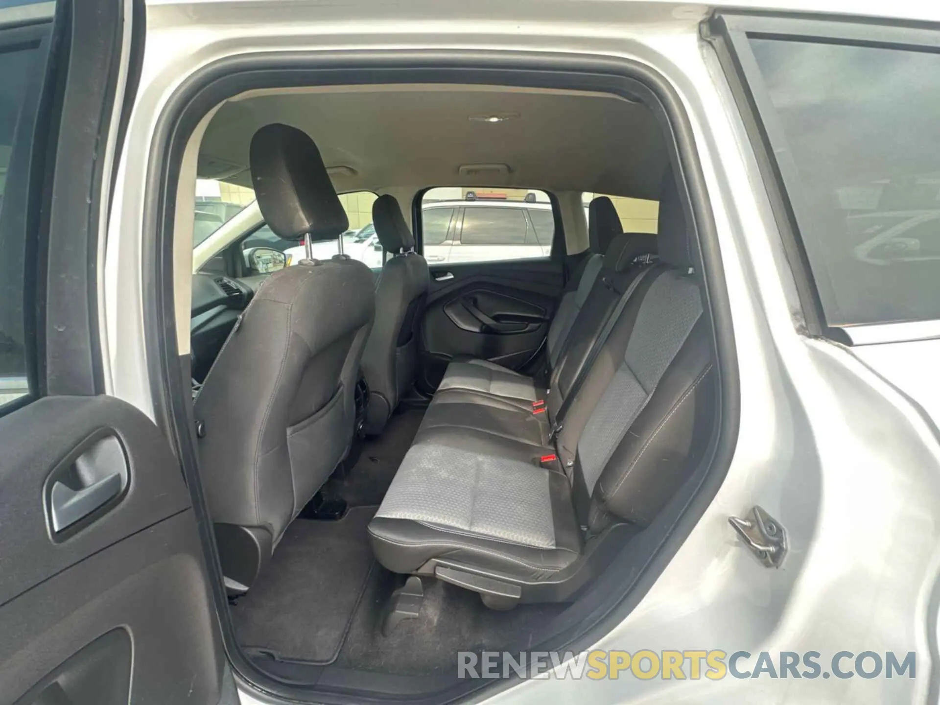 15 Photograph of a damaged car 1FMCU0GD9KUC52668 FORD ESCAPE 2019