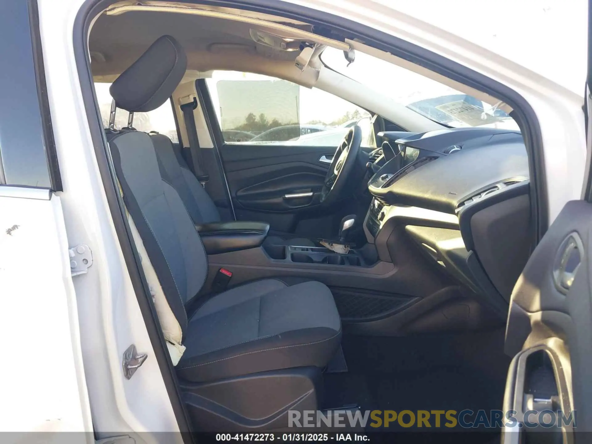5 Photograph of a damaged car 1FMCU0GDXKUA34142 FORD ESCAPE 2019