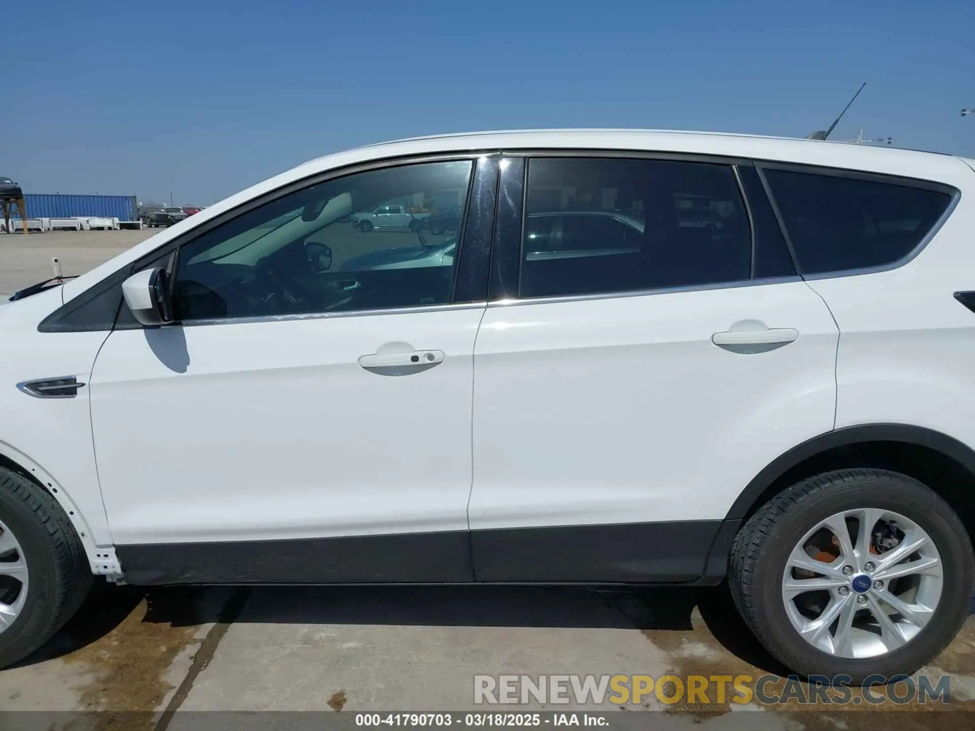 15 Photograph of a damaged car 1FMCU0GDXKUA53726 FORD ESCAPE 2019