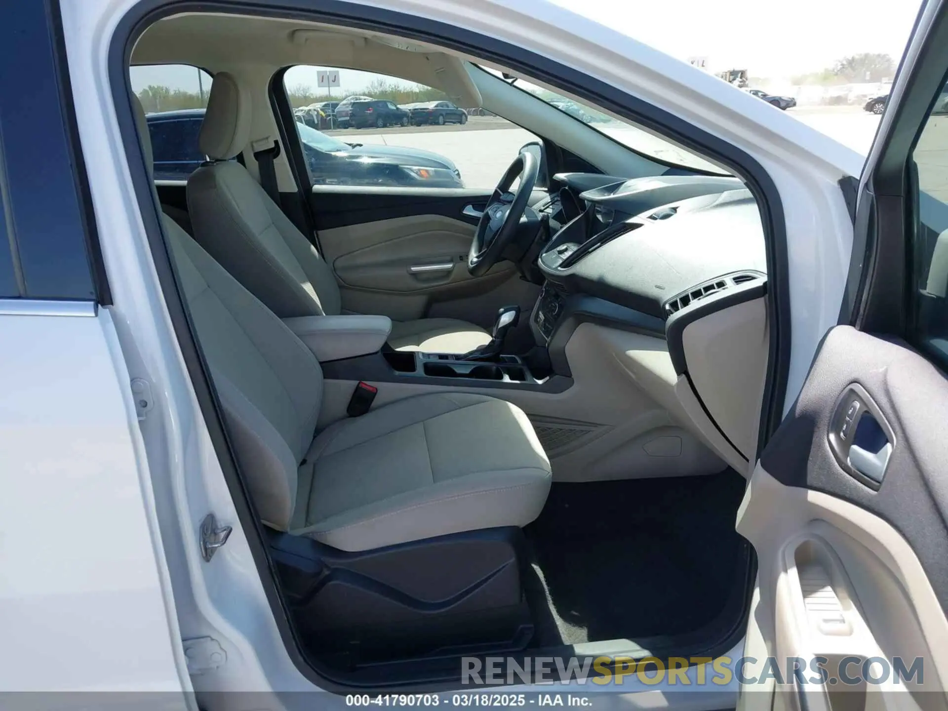5 Photograph of a damaged car 1FMCU0GDXKUA53726 FORD ESCAPE 2019