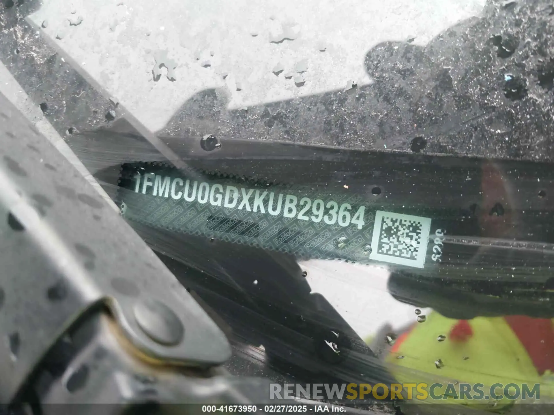 17 Photograph of a damaged car 1FMCU0GDXKUB29364 FORD ESCAPE 2019