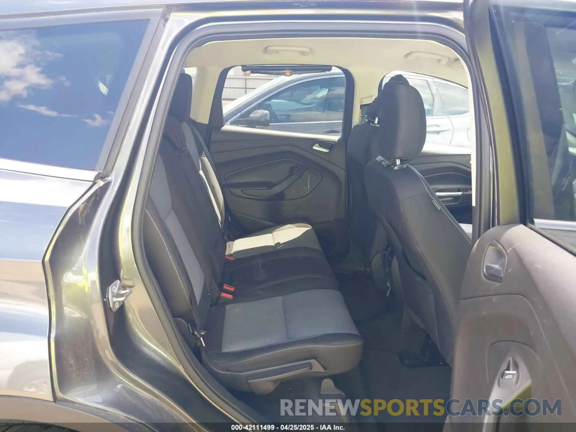 8 Photograph of a damaged car 1FMCU0GDXKUB49503 FORD ESCAPE 2019