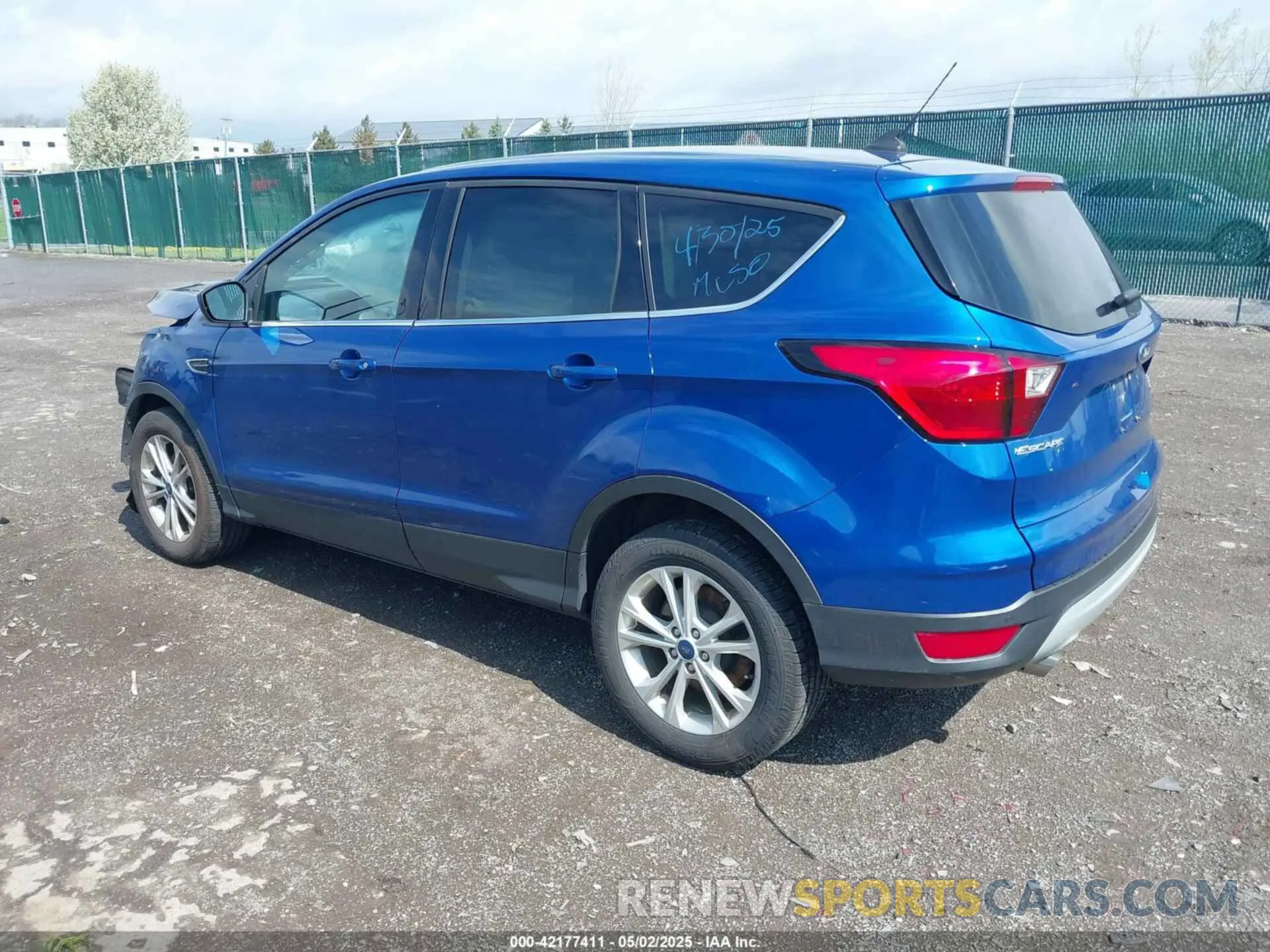 3 Photograph of a damaged car 1FMCU0GDXKUB81786 FORD ESCAPE 2019
