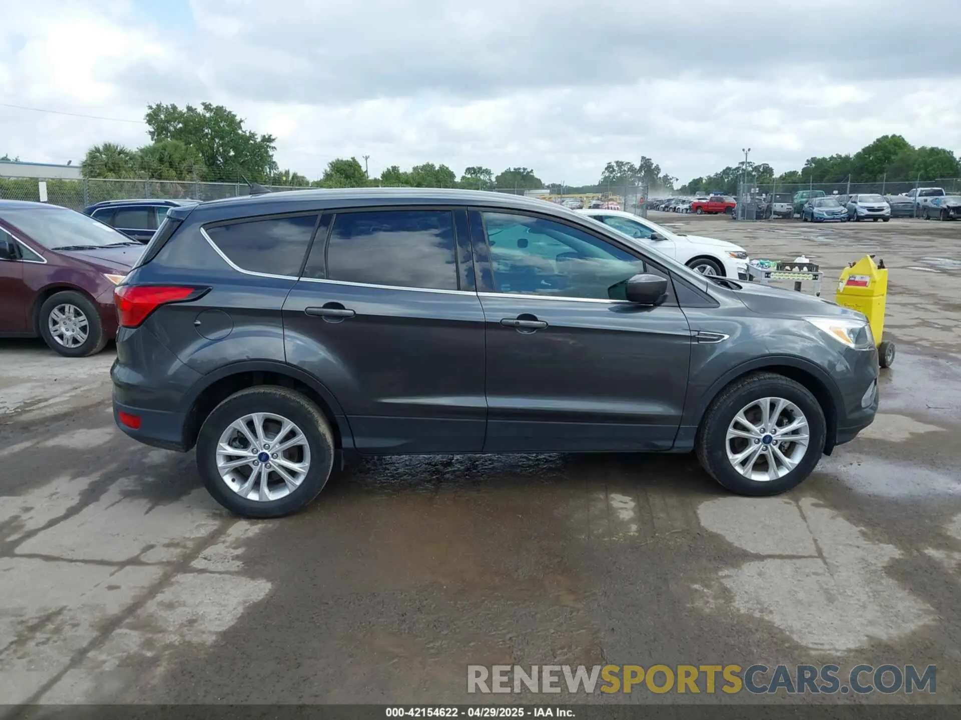 13 Photograph of a damaged car 1FMCU0GDXKUB95350 FORD ESCAPE 2019