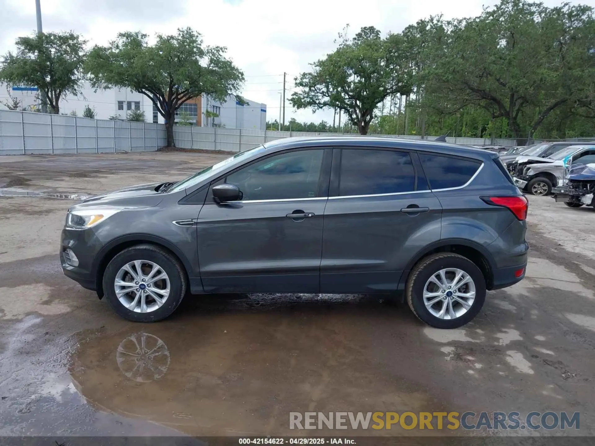 14 Photograph of a damaged car 1FMCU0GDXKUB95350 FORD ESCAPE 2019