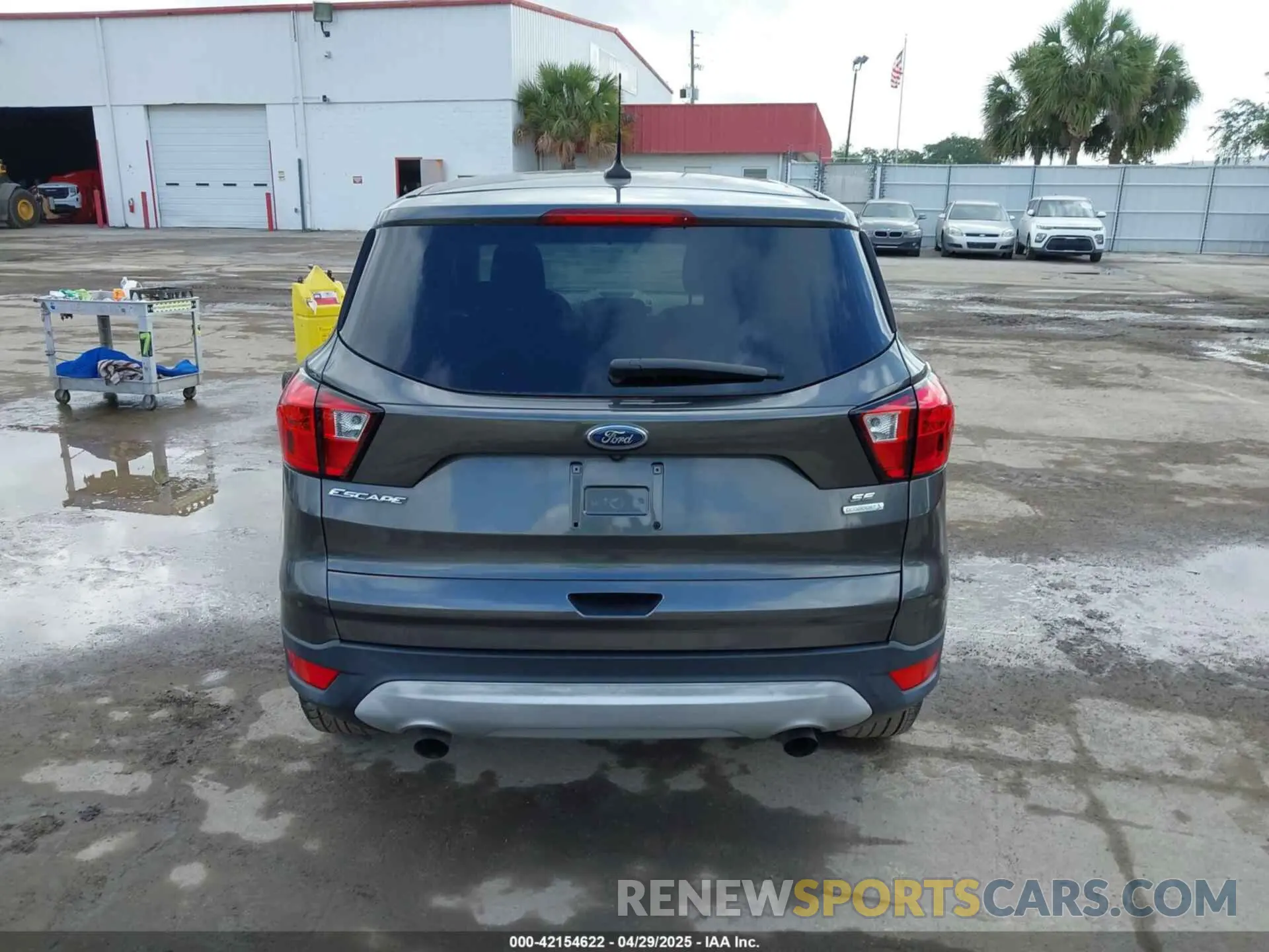 16 Photograph of a damaged car 1FMCU0GDXKUB95350 FORD ESCAPE 2019
