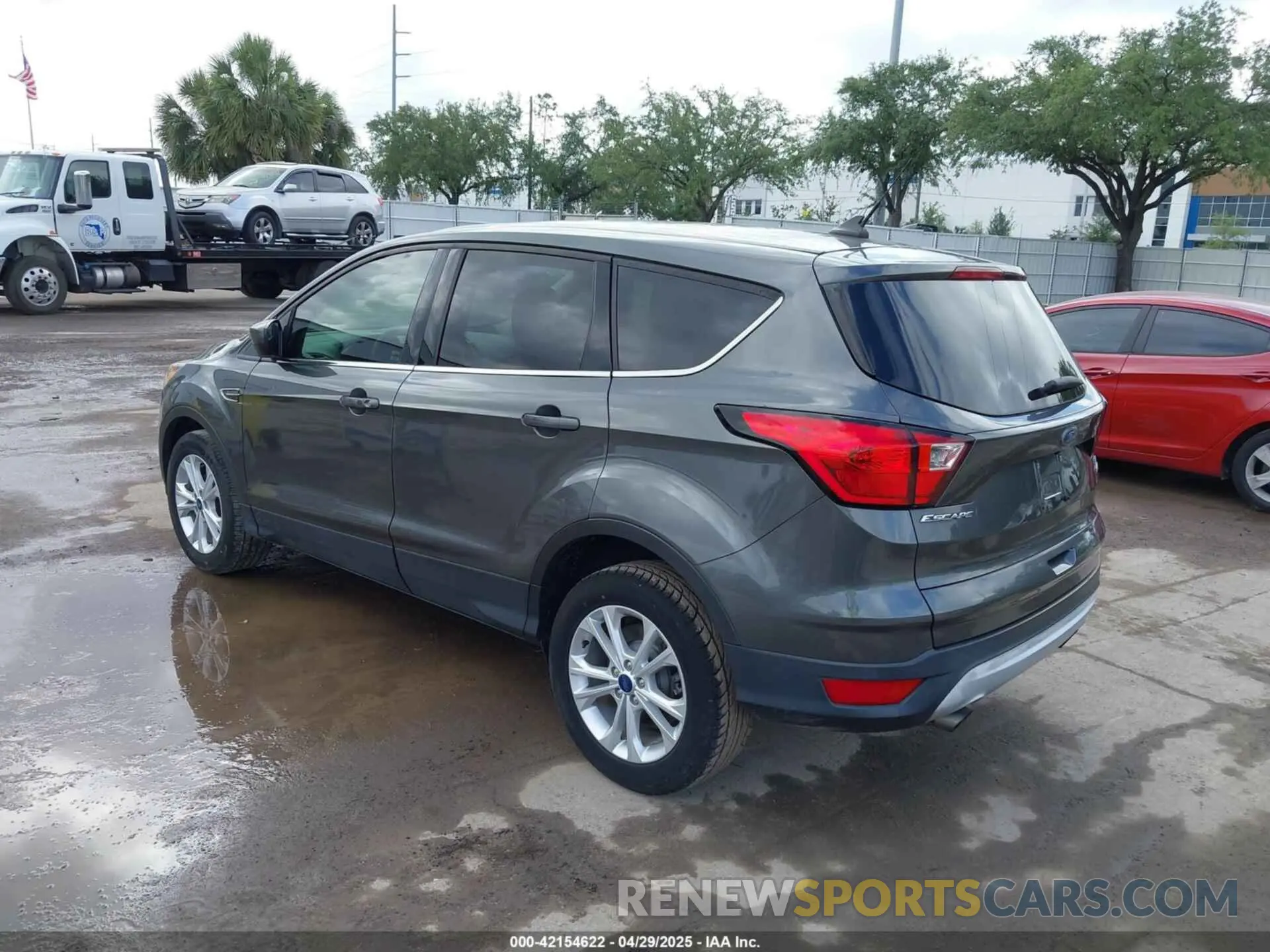 3 Photograph of a damaged car 1FMCU0GDXKUB95350 FORD ESCAPE 2019