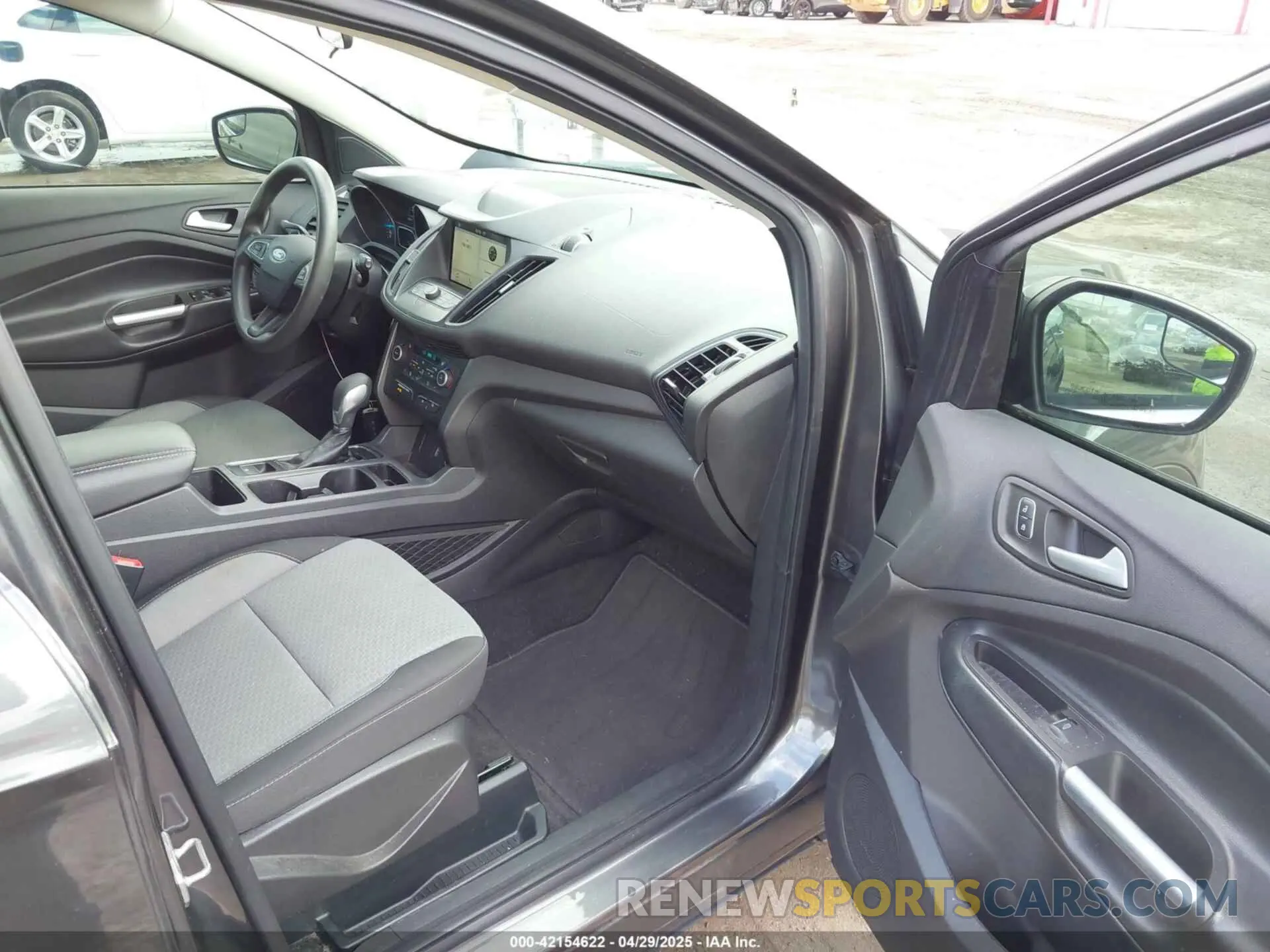 5 Photograph of a damaged car 1FMCU0GDXKUB95350 FORD ESCAPE 2019