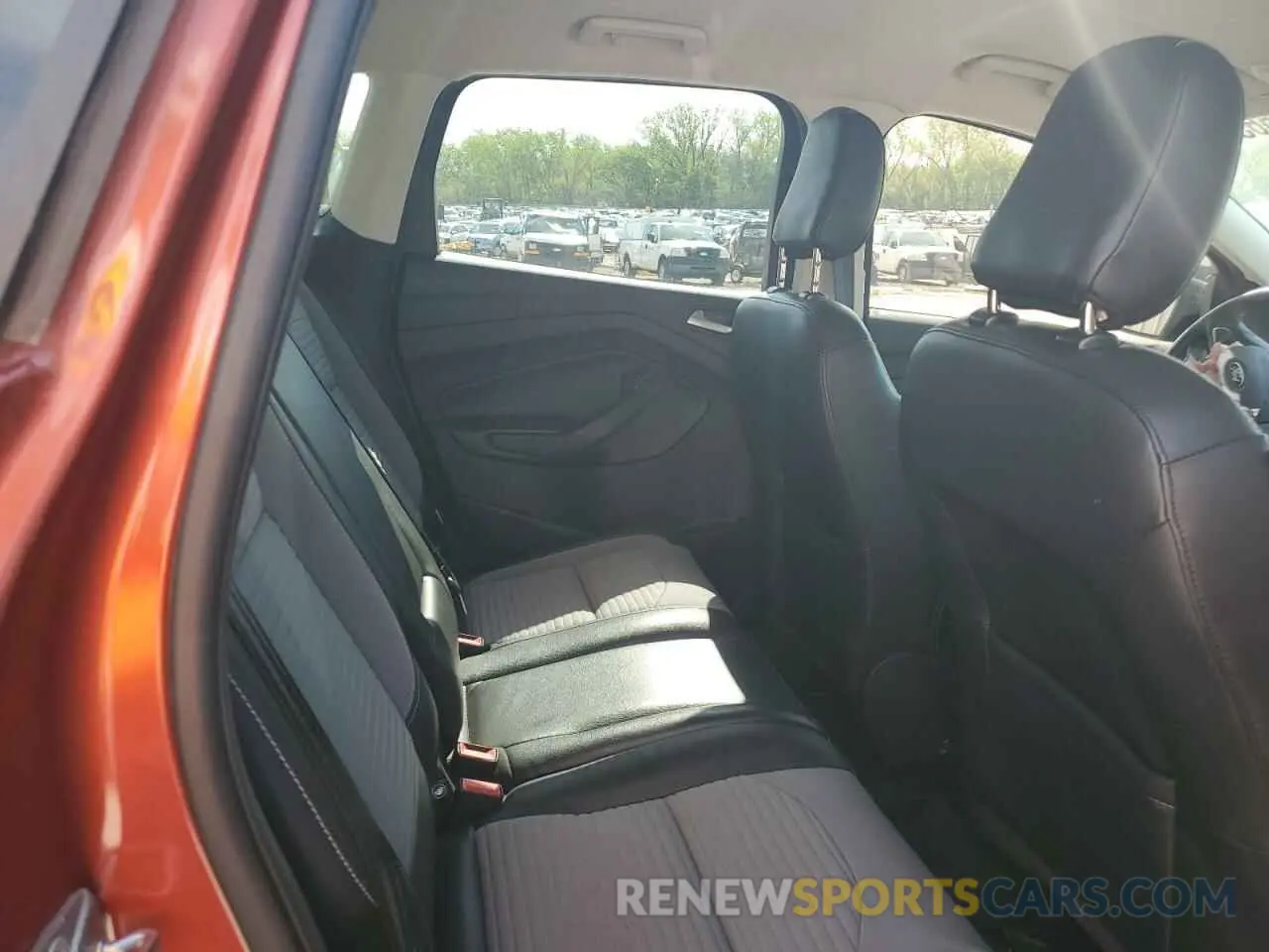 10 Photograph of a damaged car 1FMCU0GDXKUC52985 FORD ESCAPE 2019