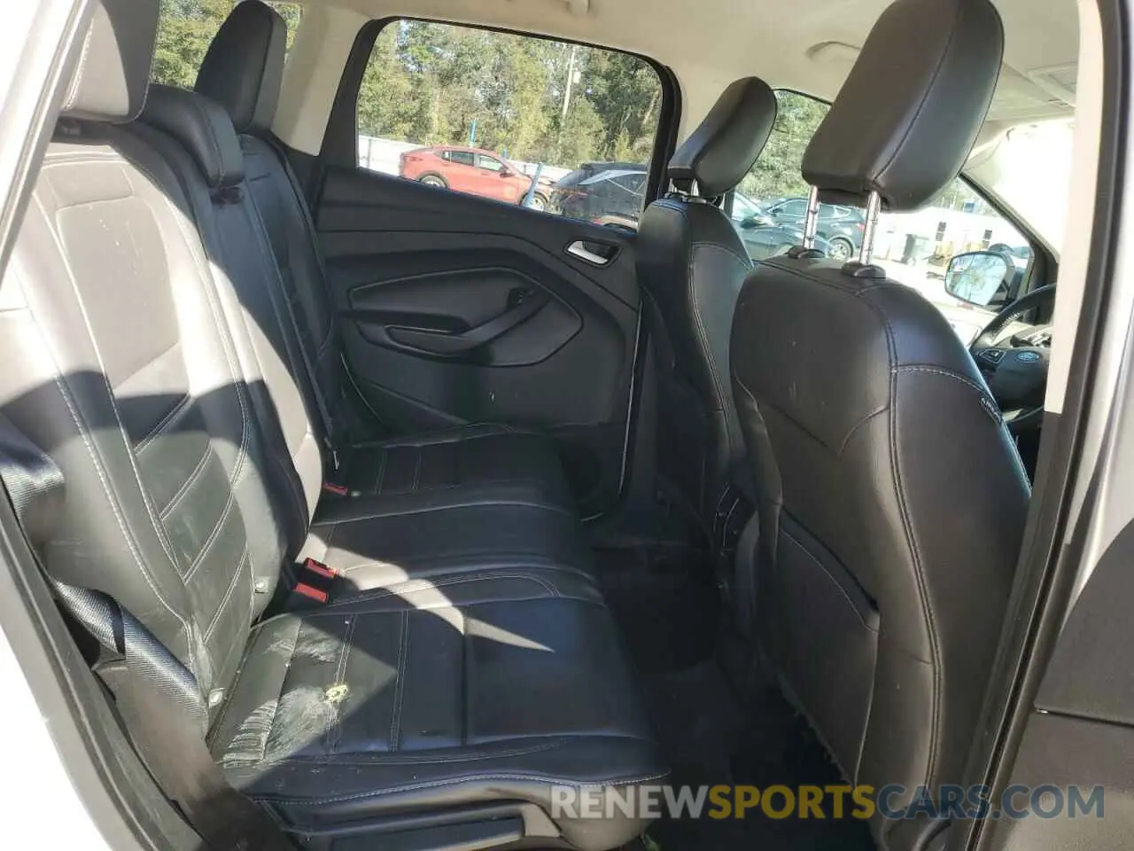 10 Photograph of a damaged car 1FMCU0HD0KUB21028 FORD ESCAPE 2019