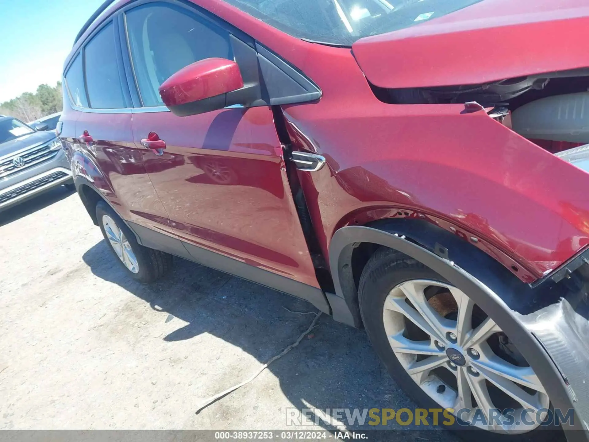 17 Photograph of a damaged car 1FMCU0HD1KUA67545 FORD ESCAPE 2019