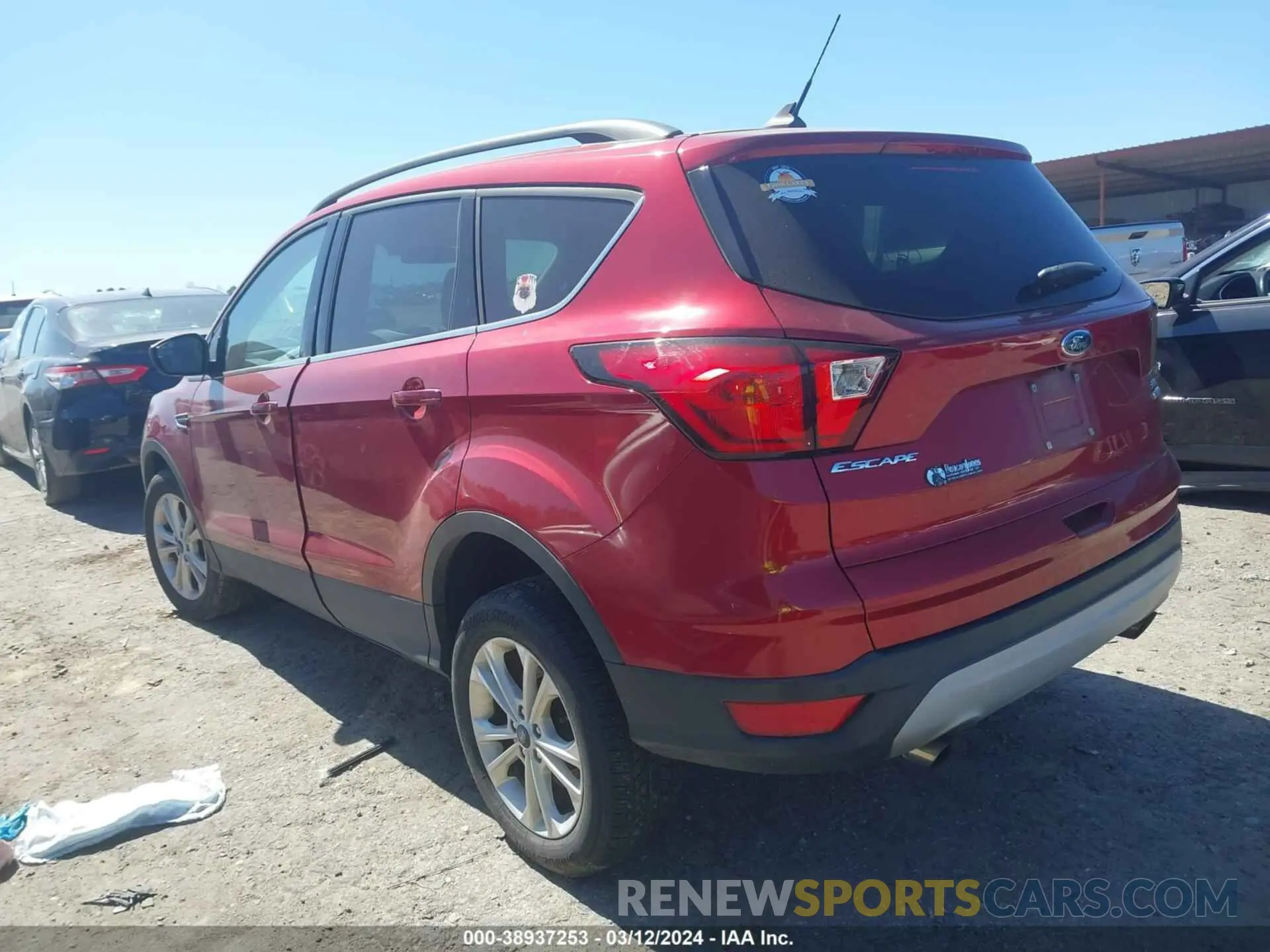3 Photograph of a damaged car 1FMCU0HD1KUA67545 FORD ESCAPE 2019