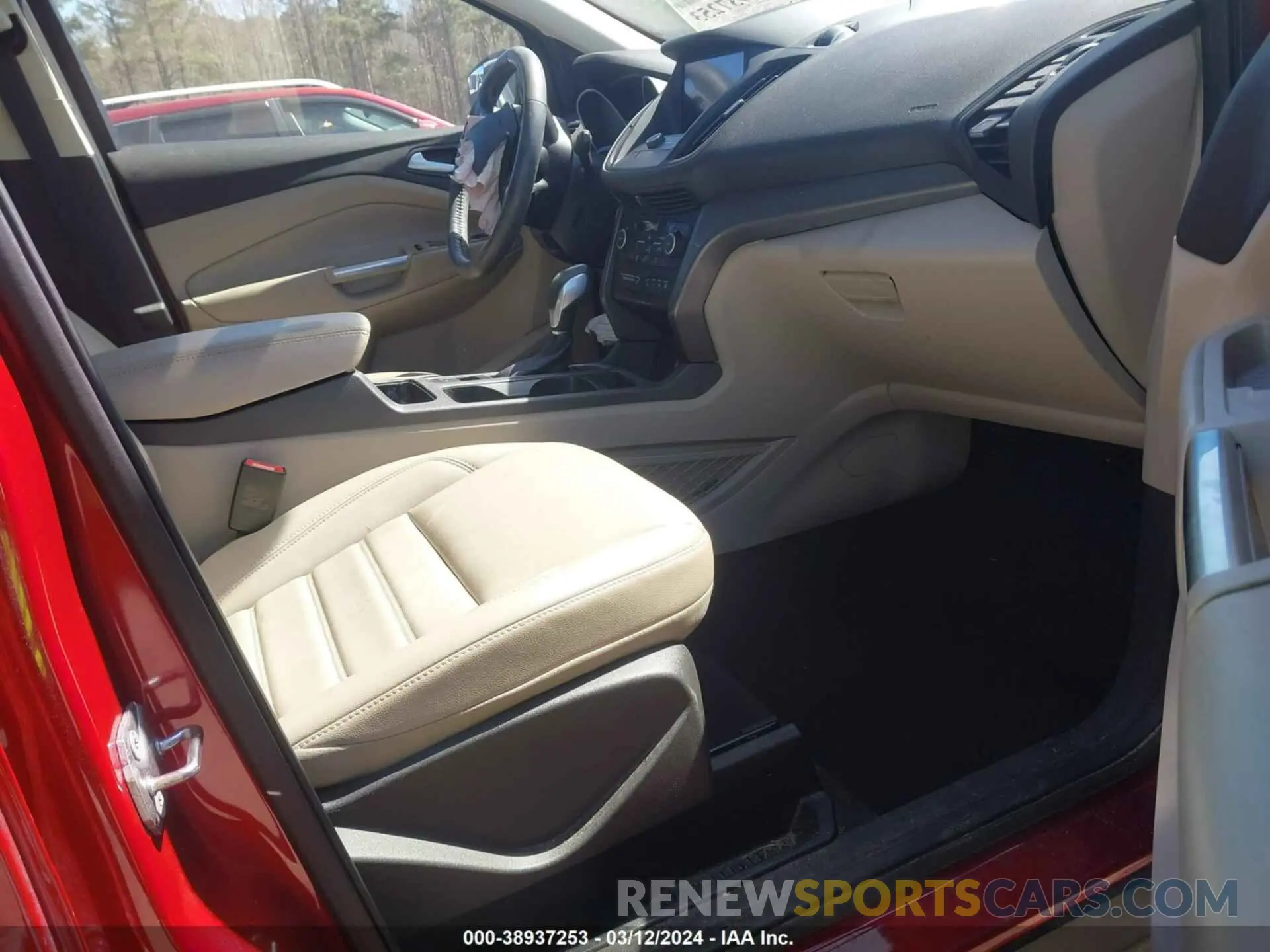 5 Photograph of a damaged car 1FMCU0HD1KUA67545 FORD ESCAPE 2019