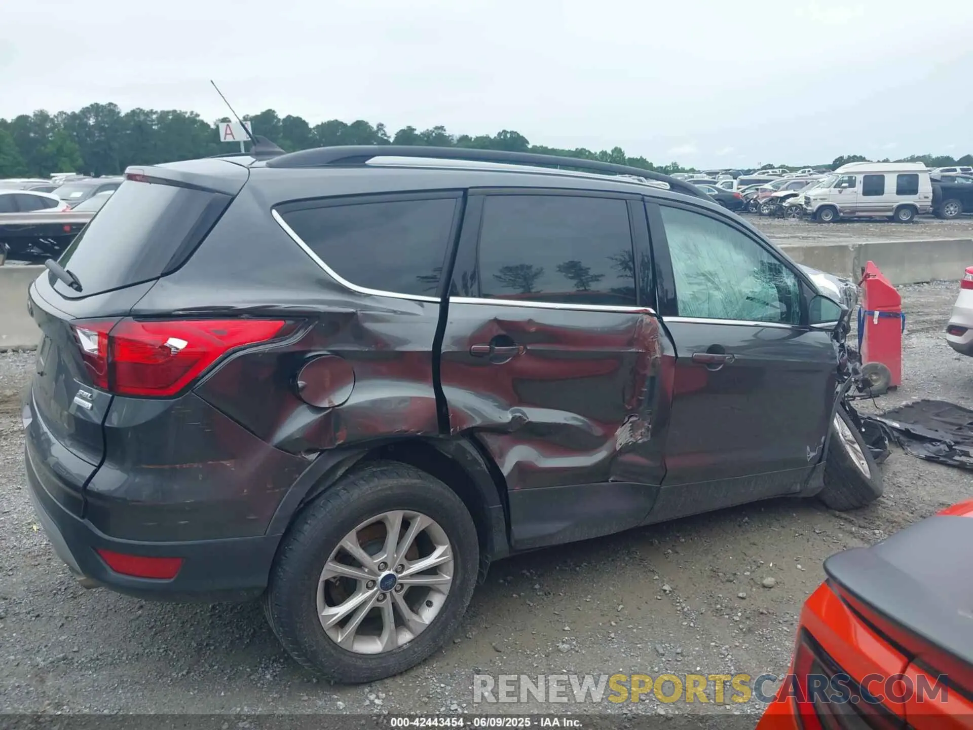 12 Photograph of a damaged car 1FMCU0HD1KUB11382 FORD ESCAPE 2019