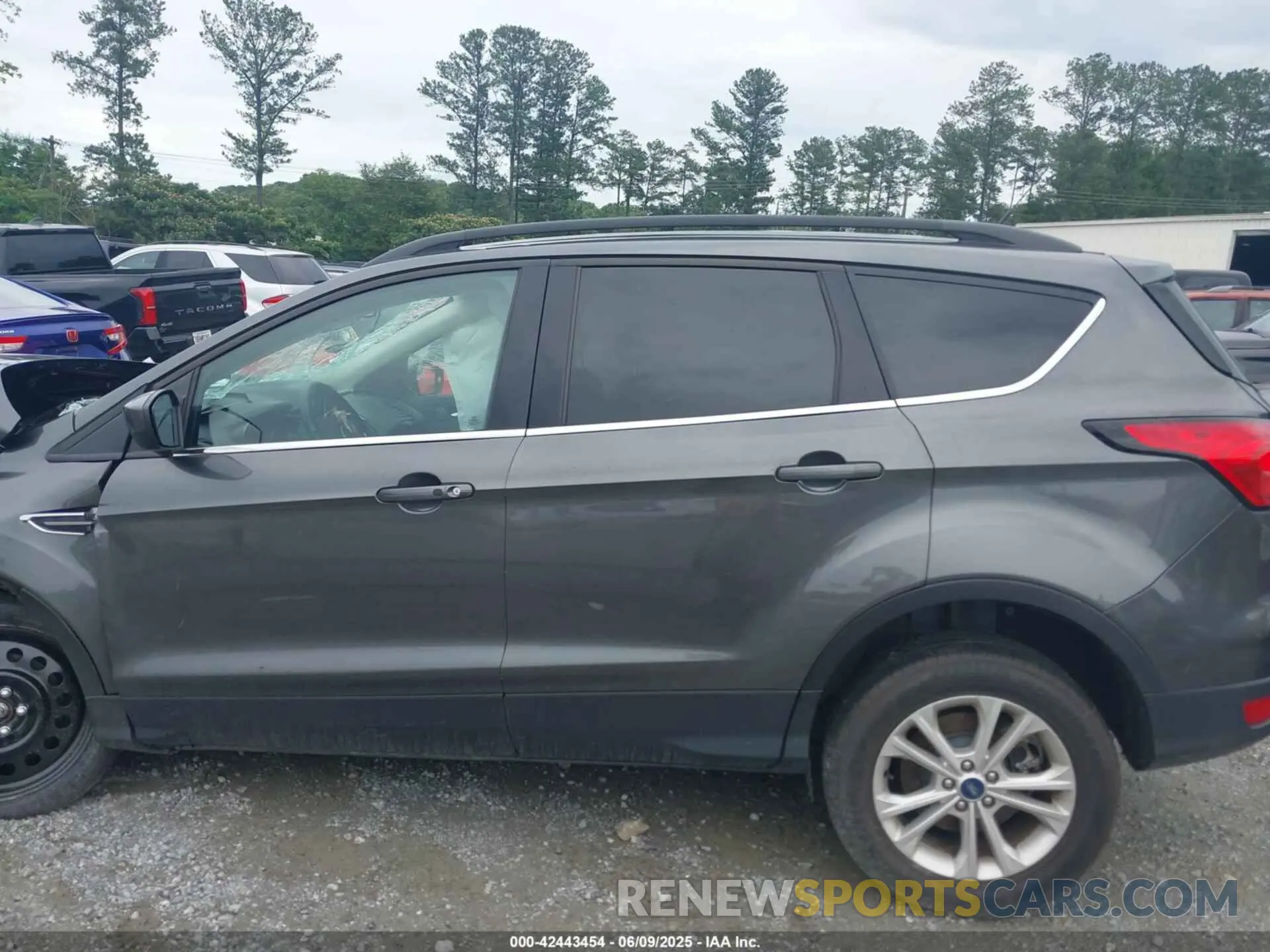 13 Photograph of a damaged car 1FMCU0HD1KUB11382 FORD ESCAPE 2019