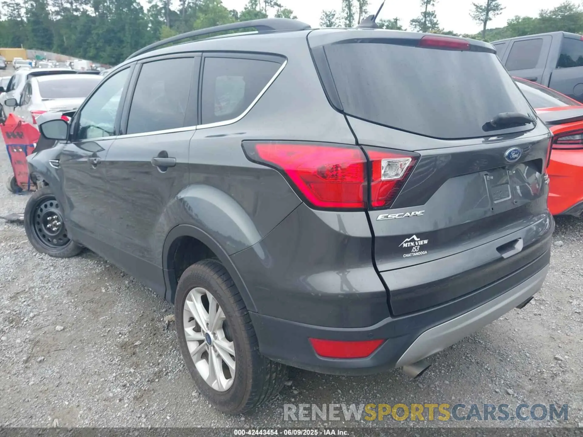 3 Photograph of a damaged car 1FMCU0HD1KUB11382 FORD ESCAPE 2019