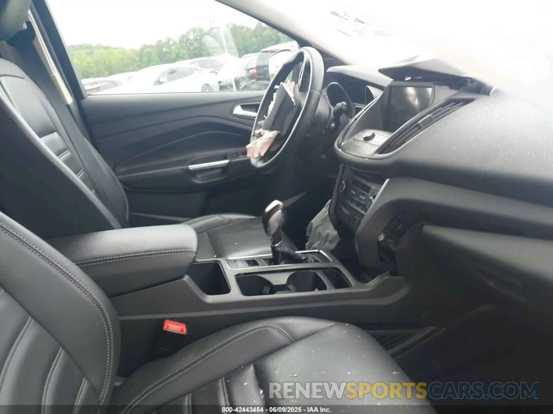 5 Photograph of a damaged car 1FMCU0HD1KUB11382 FORD ESCAPE 2019