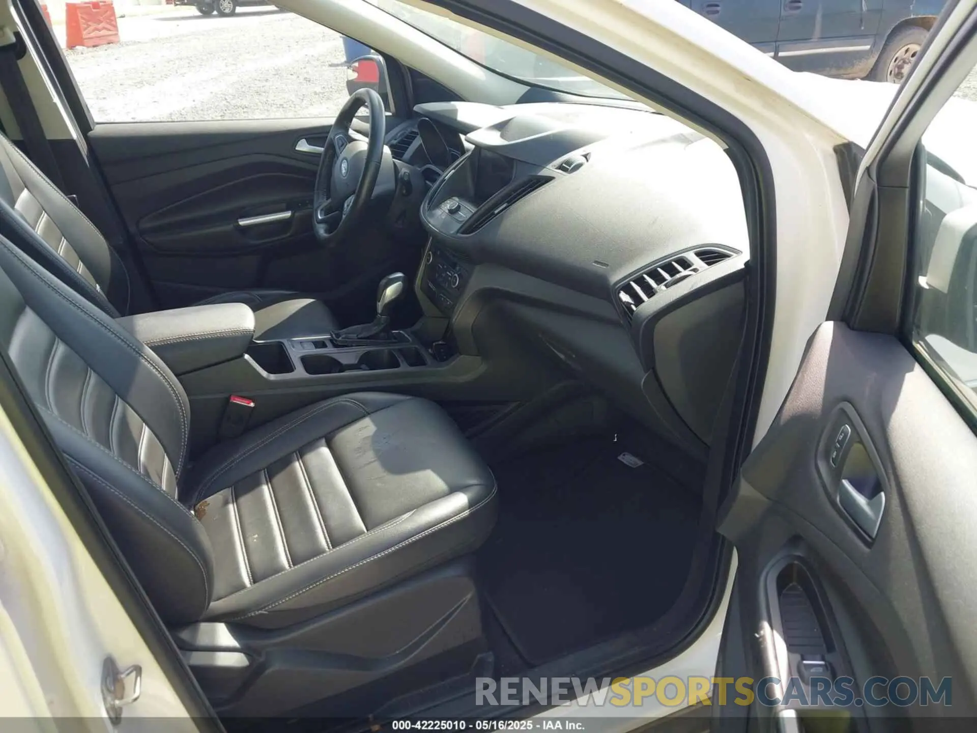 5 Photograph of a damaged car 1FMCU0HD1KUB76409 FORD ESCAPE 2019