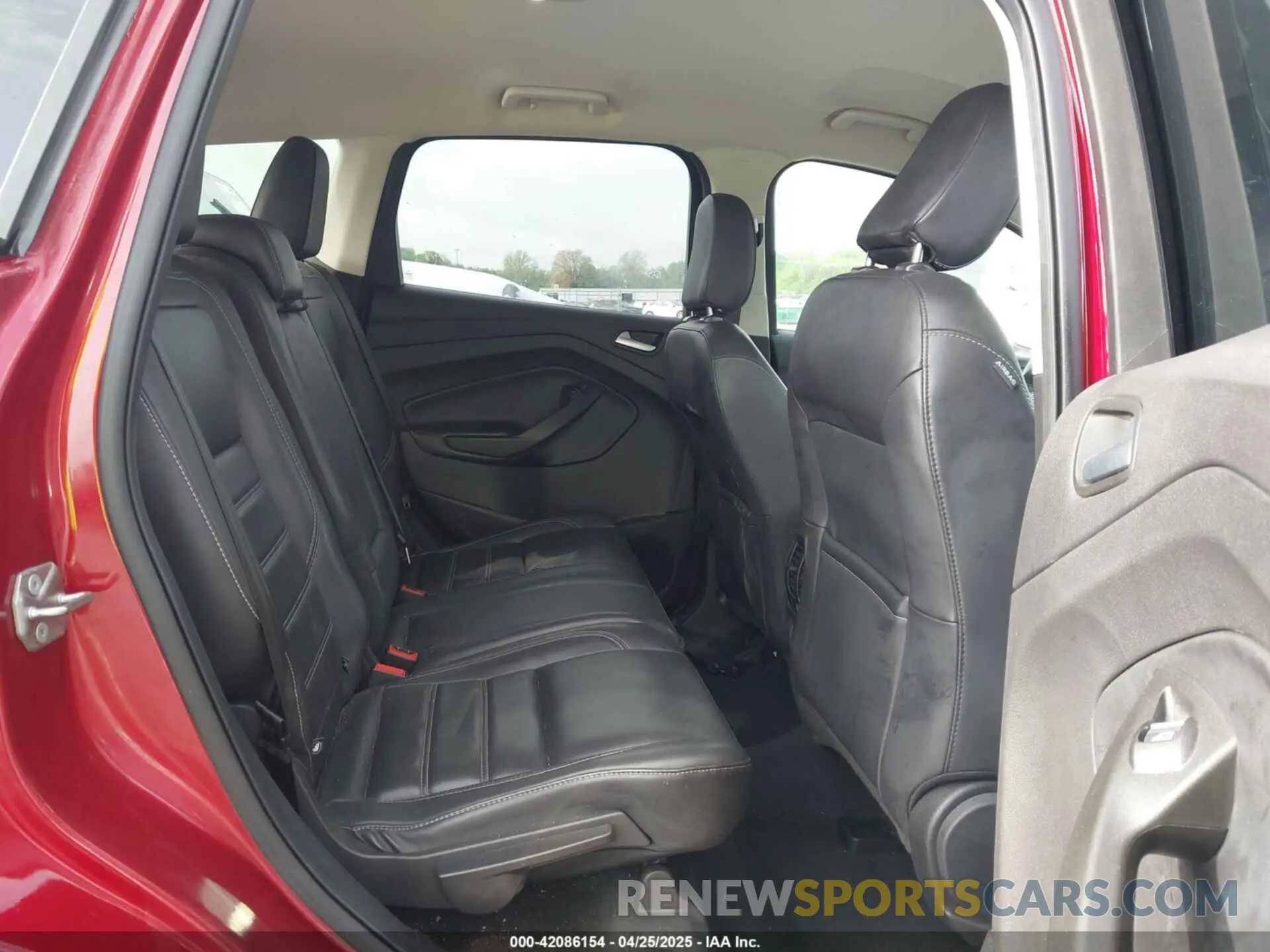 8 Photograph of a damaged car 1FMCU0HD3KUB27017 FORD ESCAPE 2019