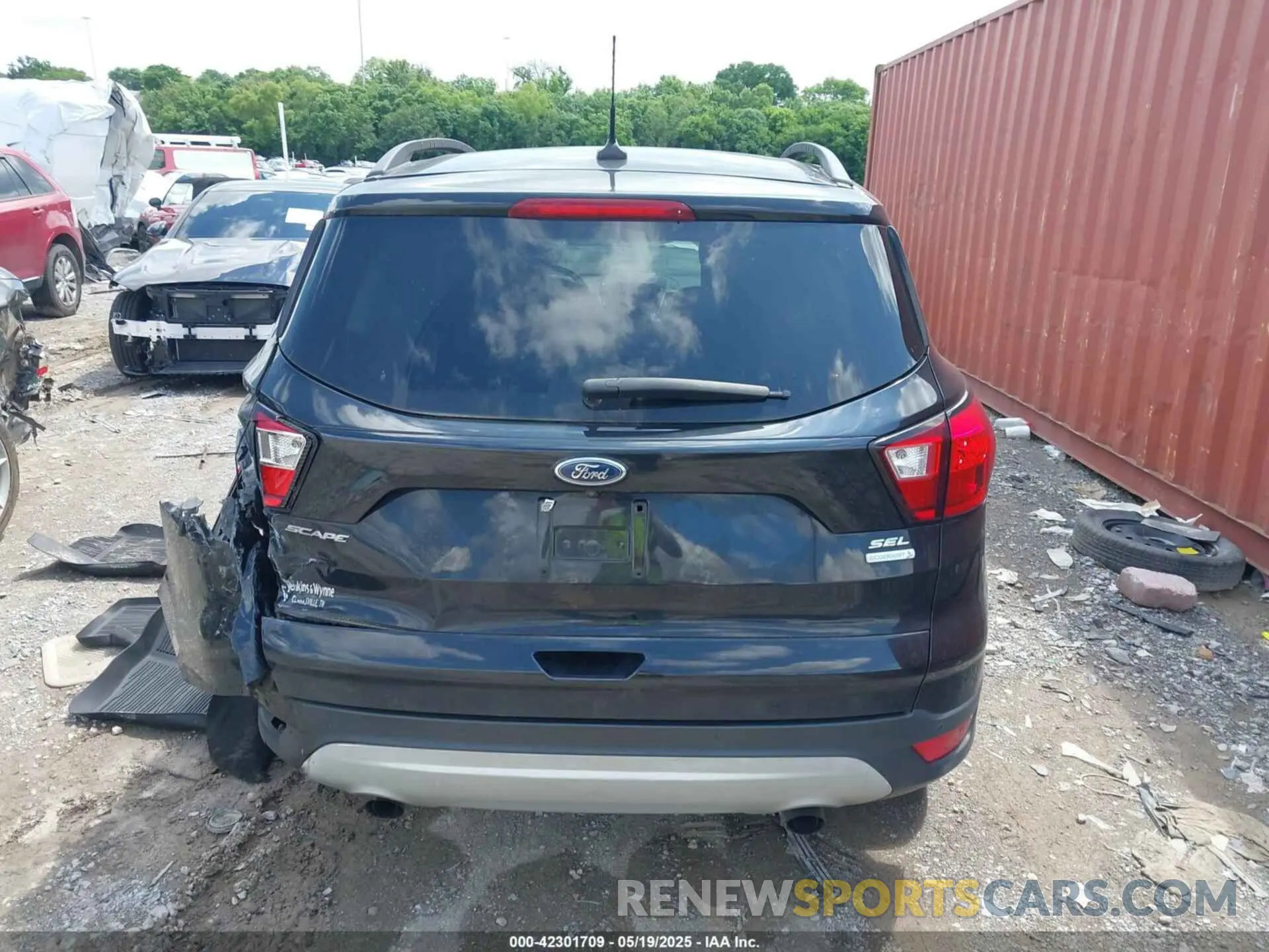 16 Photograph of a damaged car 1FMCU0HD3KUB46747 FORD ESCAPE 2019