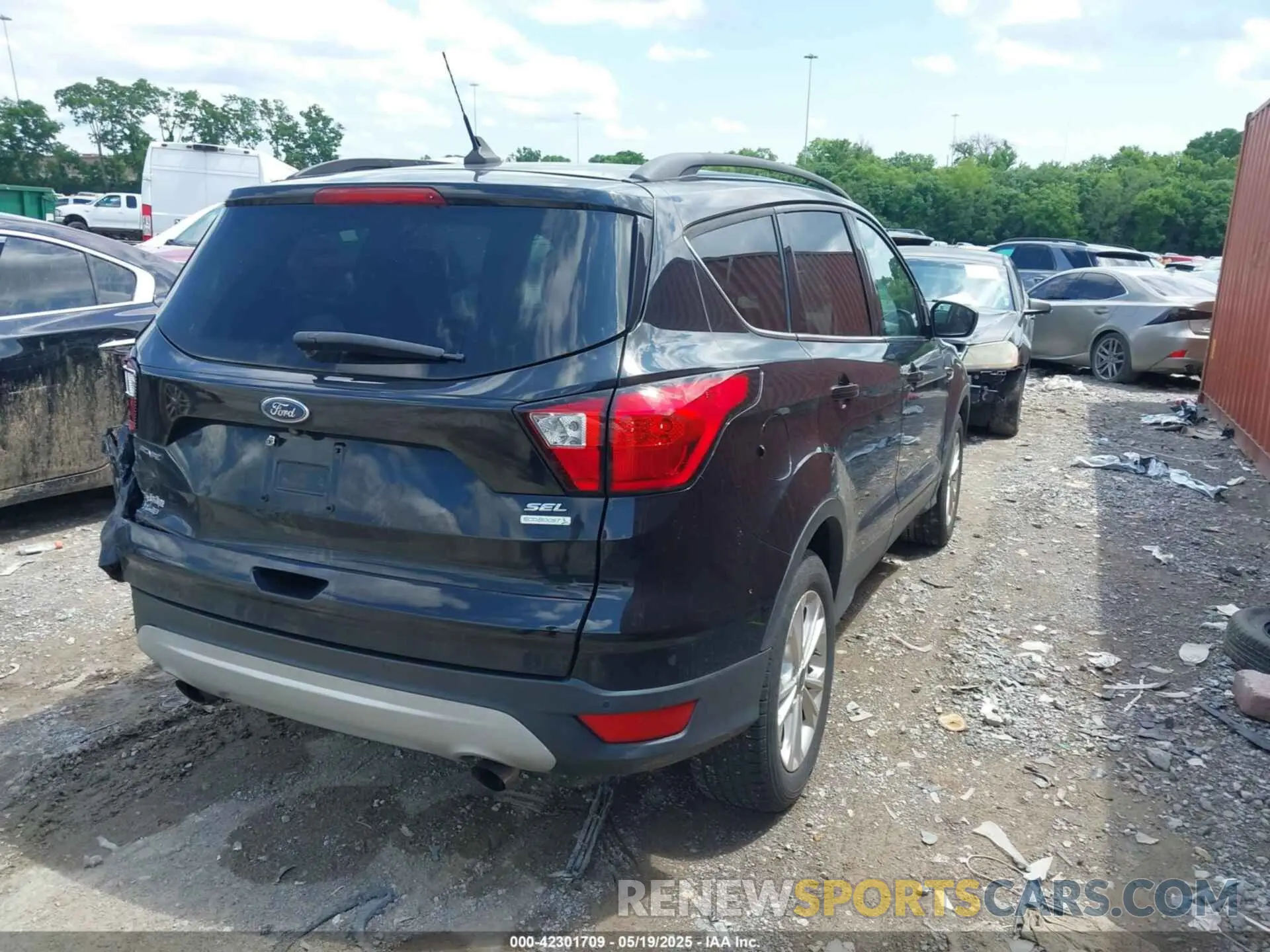 4 Photograph of a damaged car 1FMCU0HD3KUB46747 FORD ESCAPE 2019