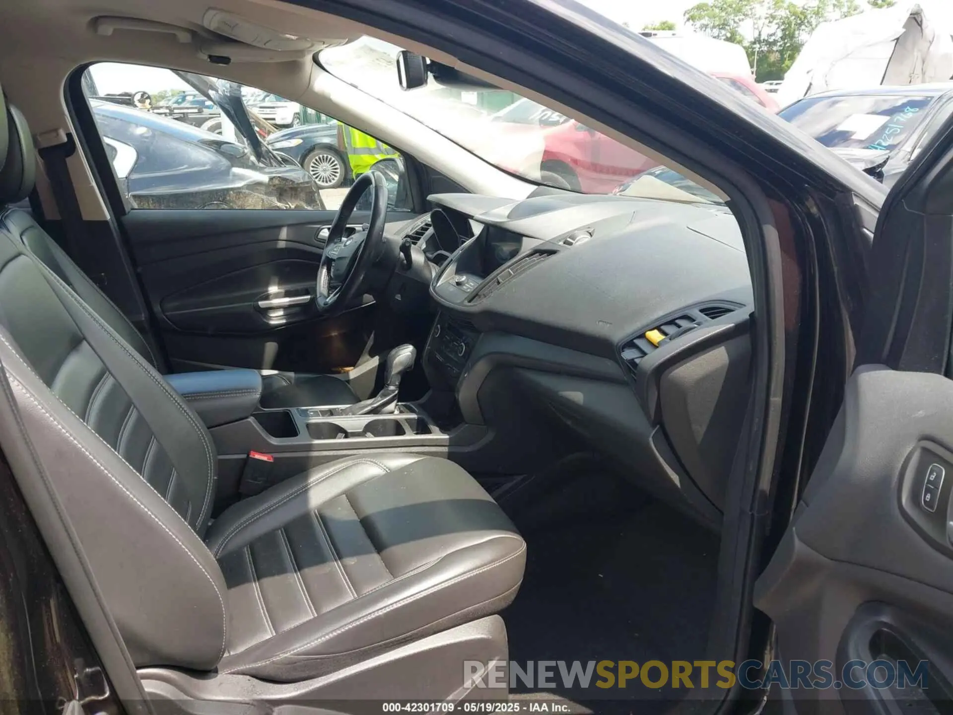 5 Photograph of a damaged car 1FMCU0HD3KUB46747 FORD ESCAPE 2019