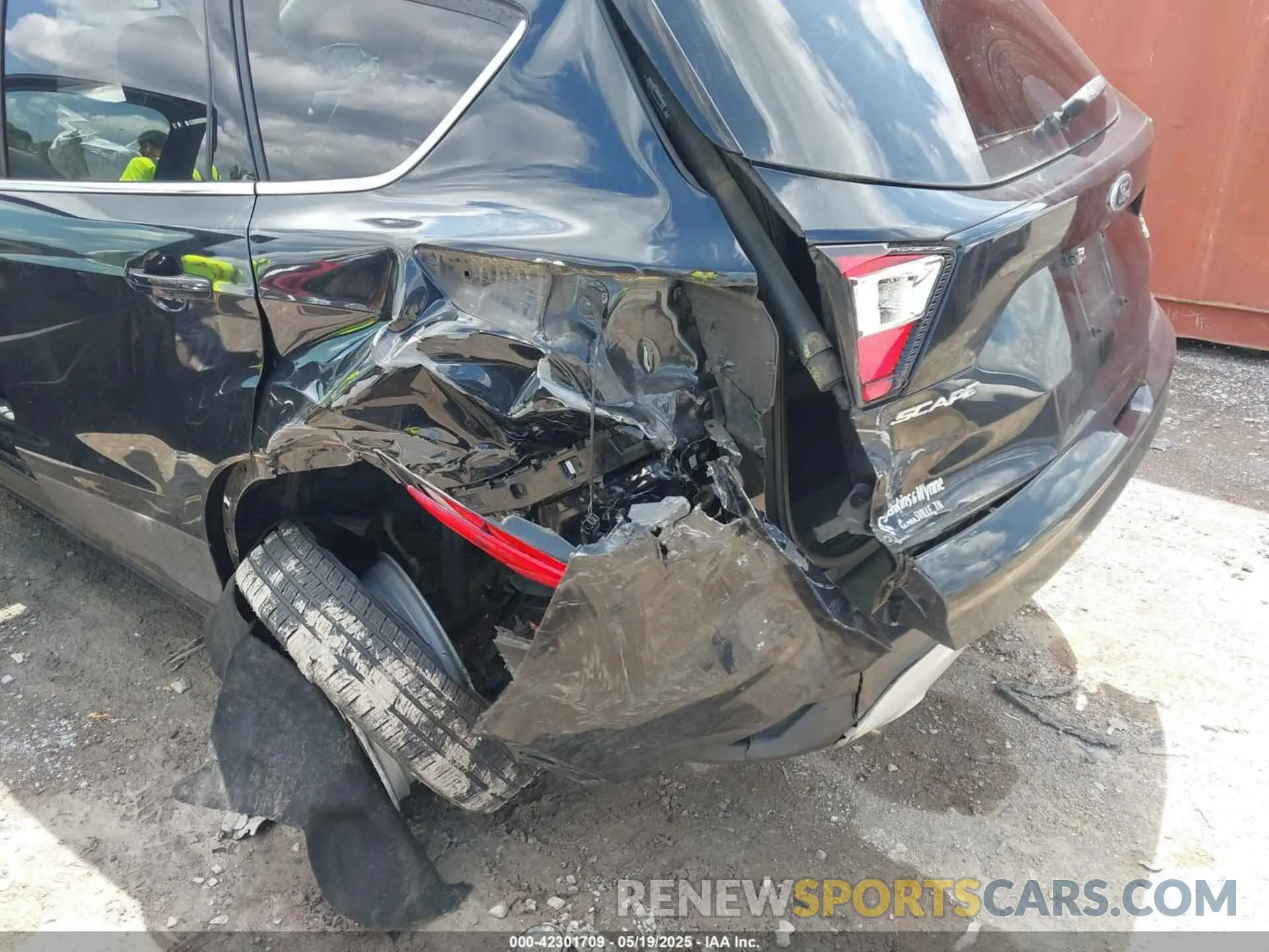 6 Photograph of a damaged car 1FMCU0HD3KUB46747 FORD ESCAPE 2019