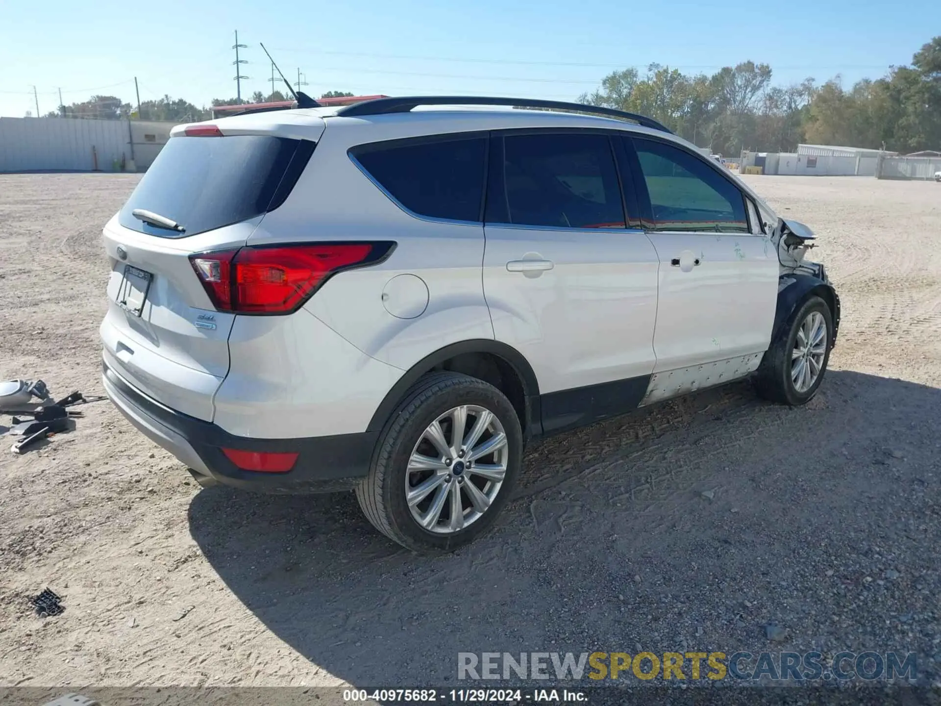 4 Photograph of a damaged car 1FMCU0HD3KUB94667 FORD ESCAPE 2019