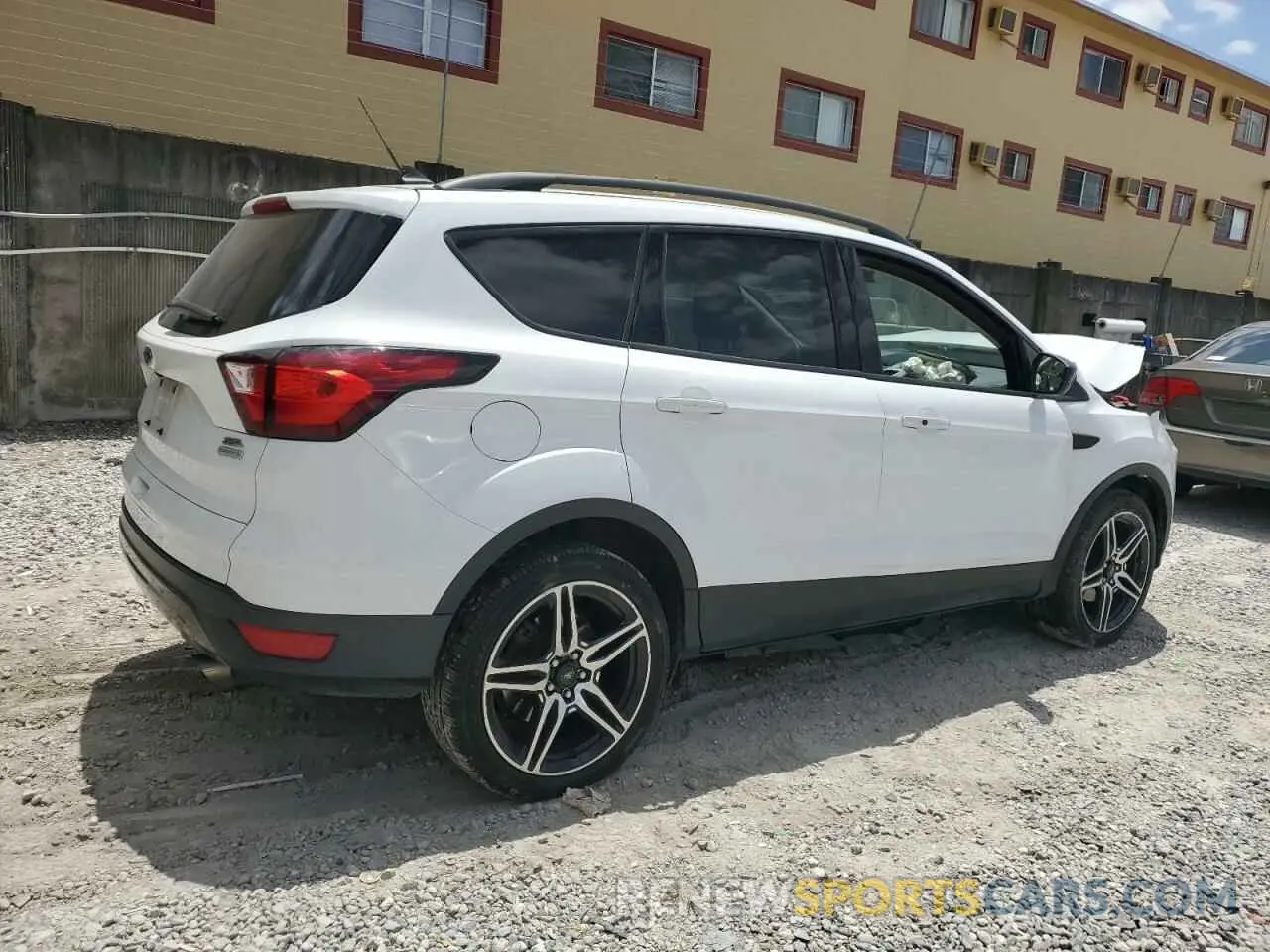 3 Photograph of a damaged car 1FMCU0HD4KUB47471 FORD ESCAPE 2019
