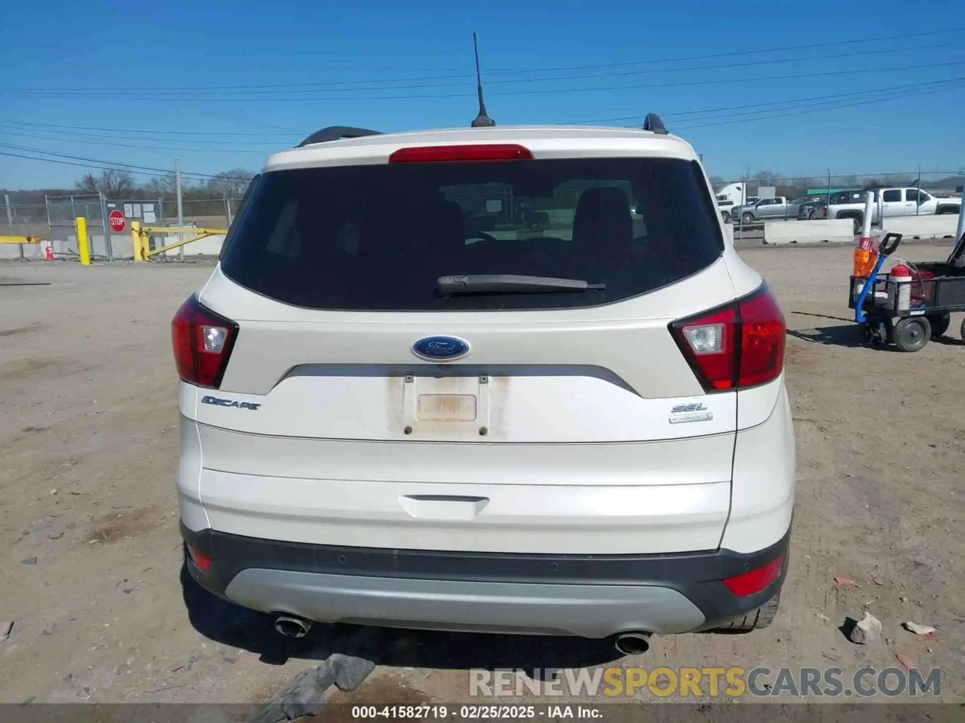 16 Photograph of a damaged car 1FMCU0HD5KUA74823 FORD ESCAPE 2019