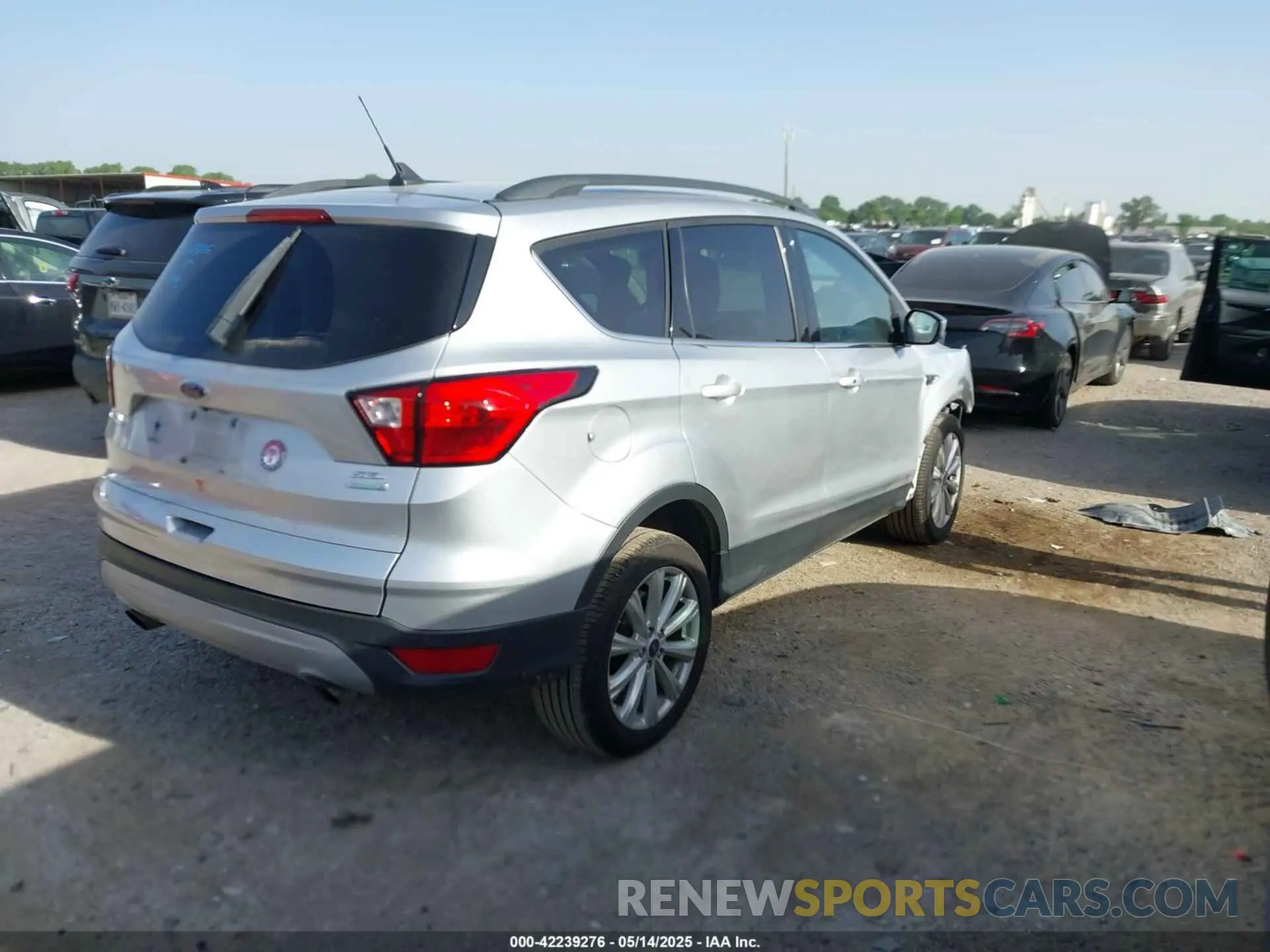 4 Photograph of a damaged car 1FMCU0HD5KUA99883 FORD ESCAPE 2019