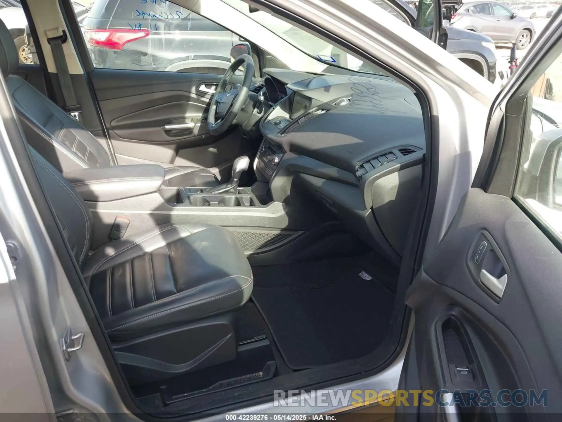5 Photograph of a damaged car 1FMCU0HD5KUA99883 FORD ESCAPE 2019