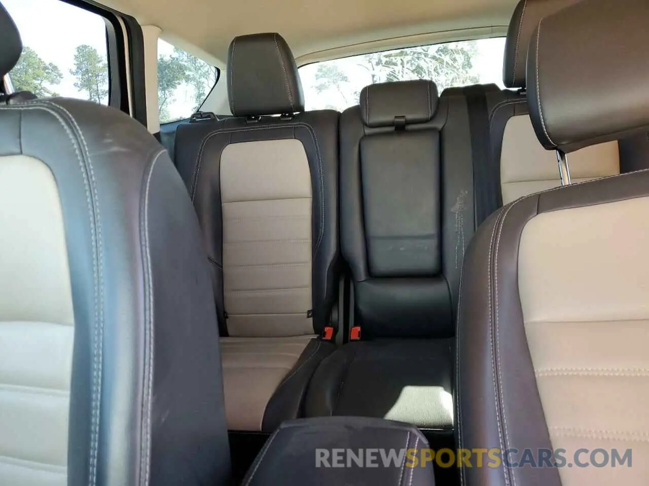 10 Photograph of a damaged car 1FMCU0HD5KUB45261 FORD ESCAPE 2019