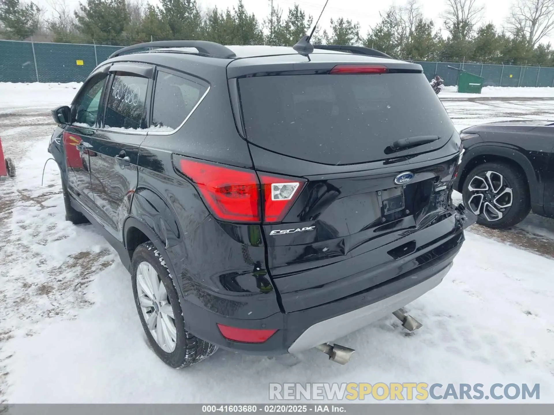 3 Photograph of a damaged car 1FMCU0HD6KUA13075 FORD ESCAPE 2019