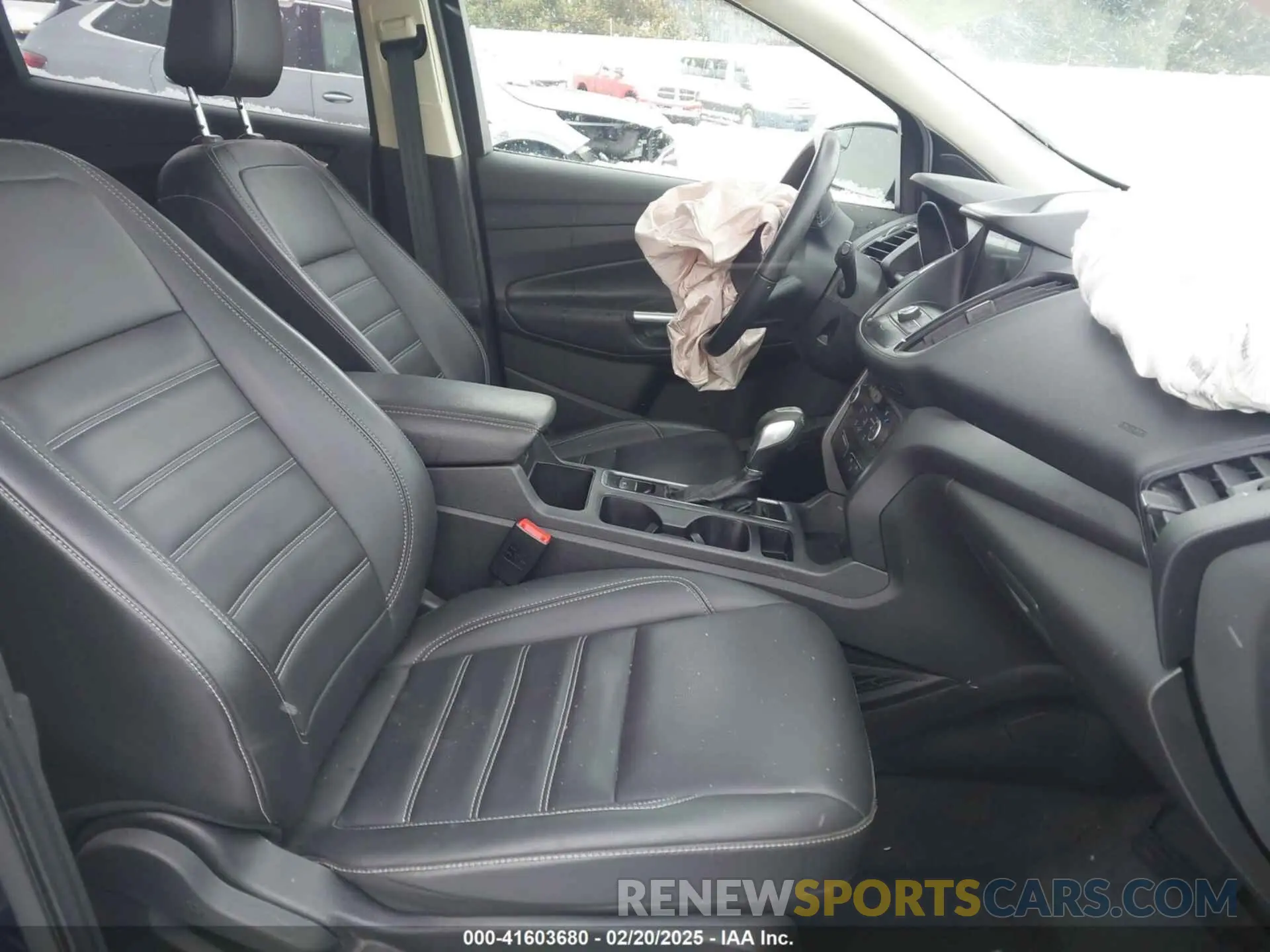 5 Photograph of a damaged car 1FMCU0HD6KUA13075 FORD ESCAPE 2019