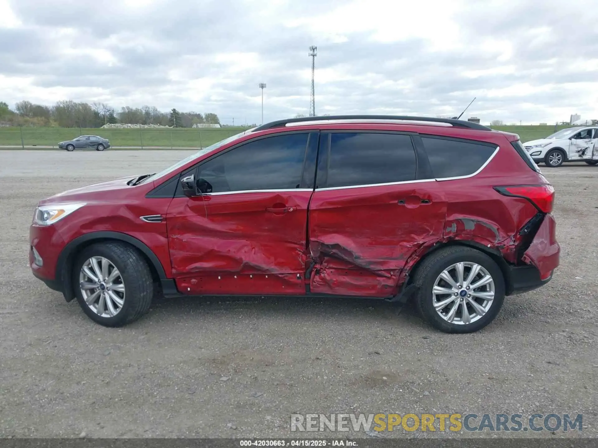 14 Photograph of a damaged car 1FMCU0HD7KUB50333 FORD ESCAPE 2019