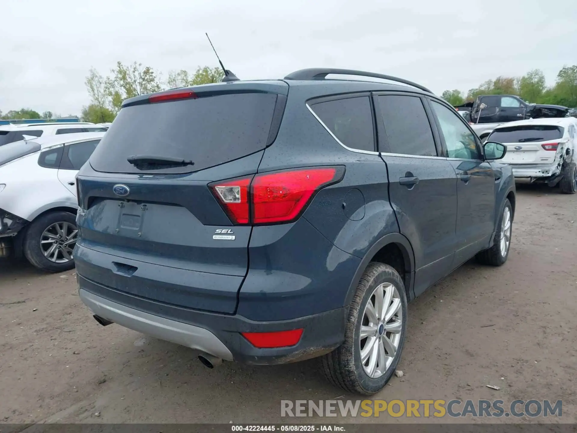 4 Photograph of a damaged car 1FMCU0HD8KUA95939 FORD ESCAPE 2019