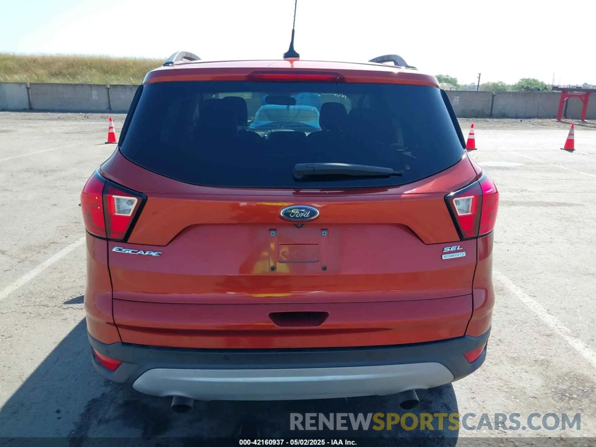 16 Photograph of a damaged car 1FMCU0HD8KUB65164 FORD ESCAPE 2019