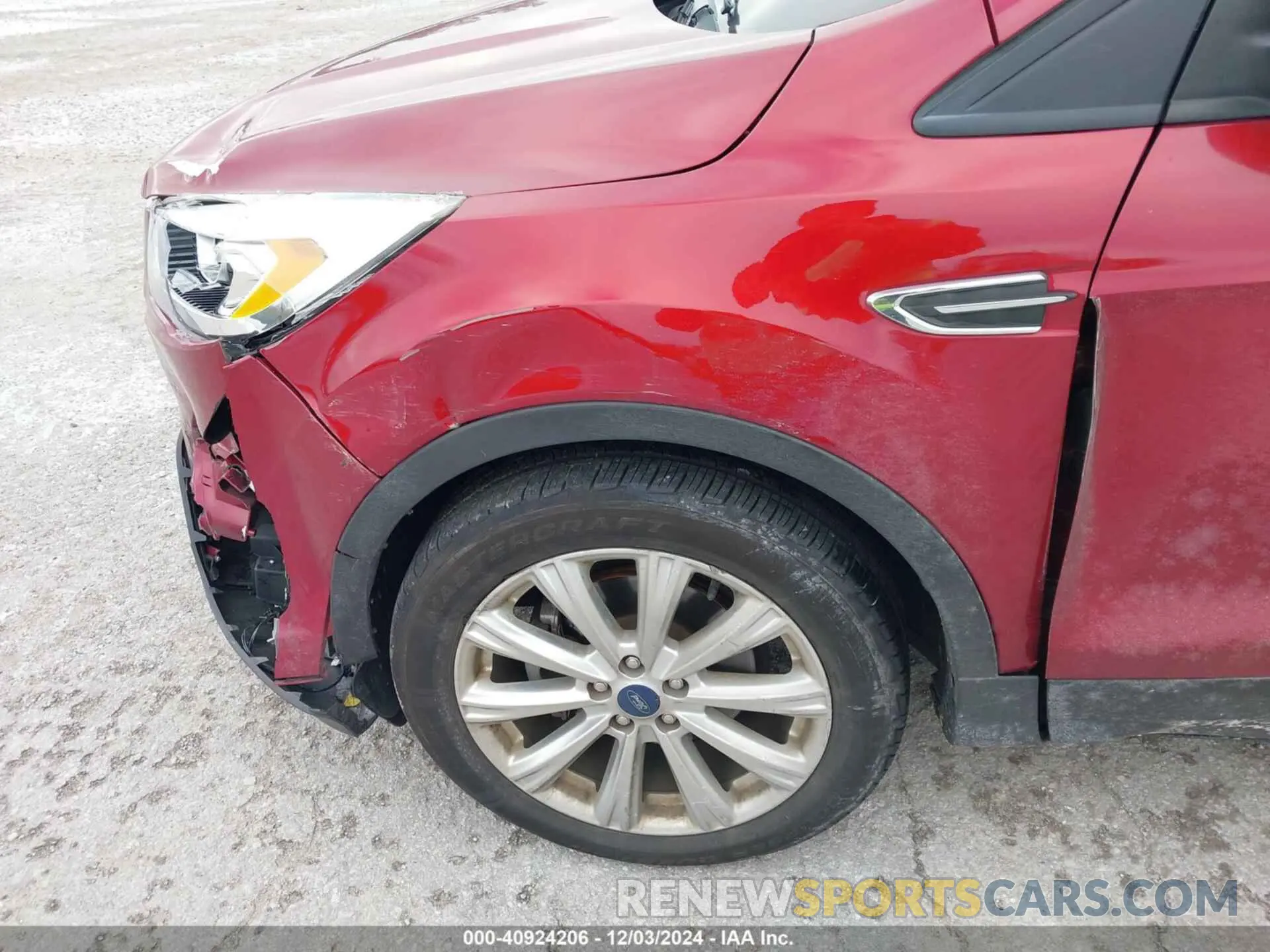 18 Photograph of a damaged car 1FMCU0HD8KUC23323 FORD ESCAPE 2019
