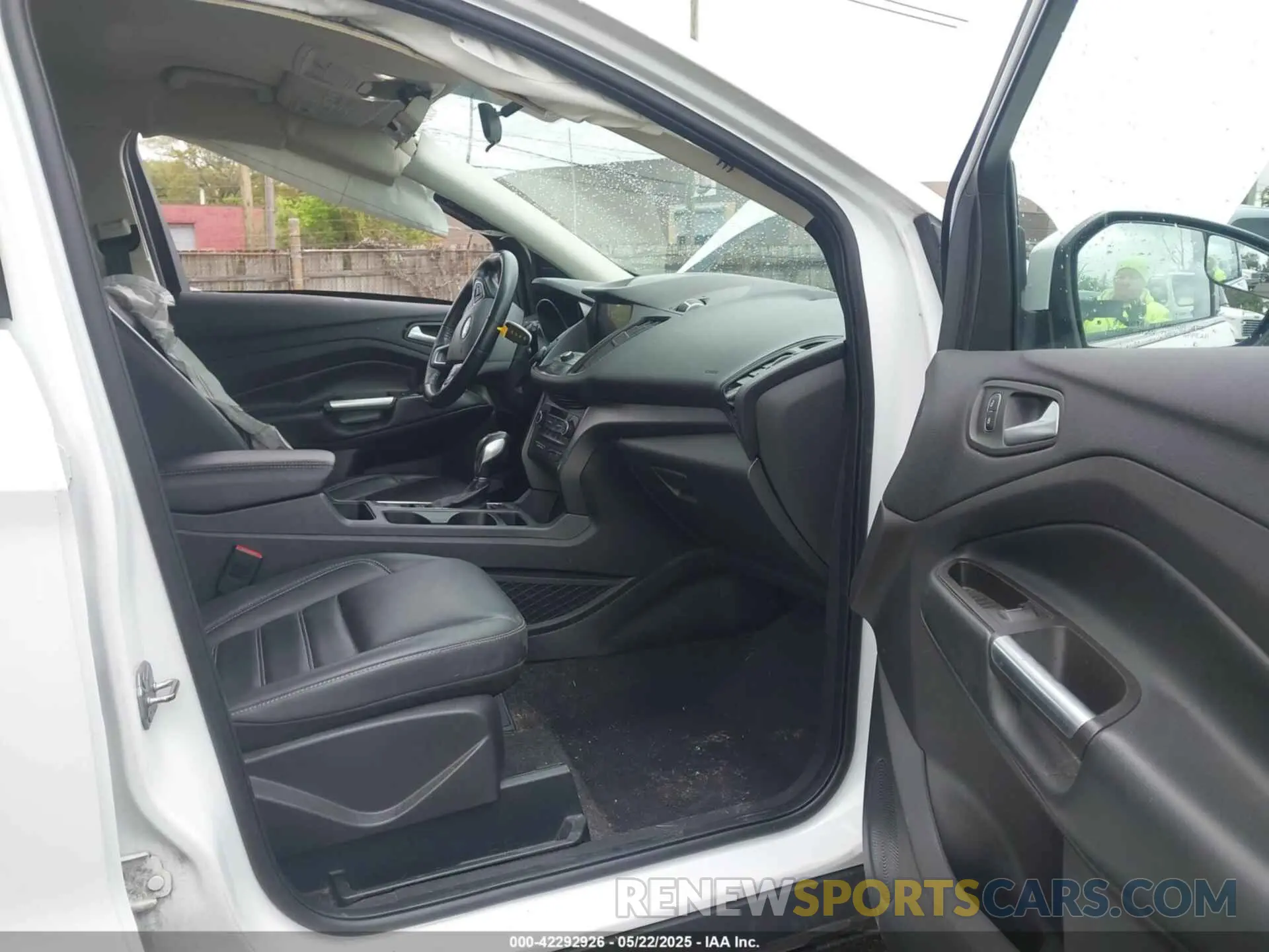 5 Photograph of a damaged car 1FMCU0HDXKUA77863 FORD ESCAPE 2019