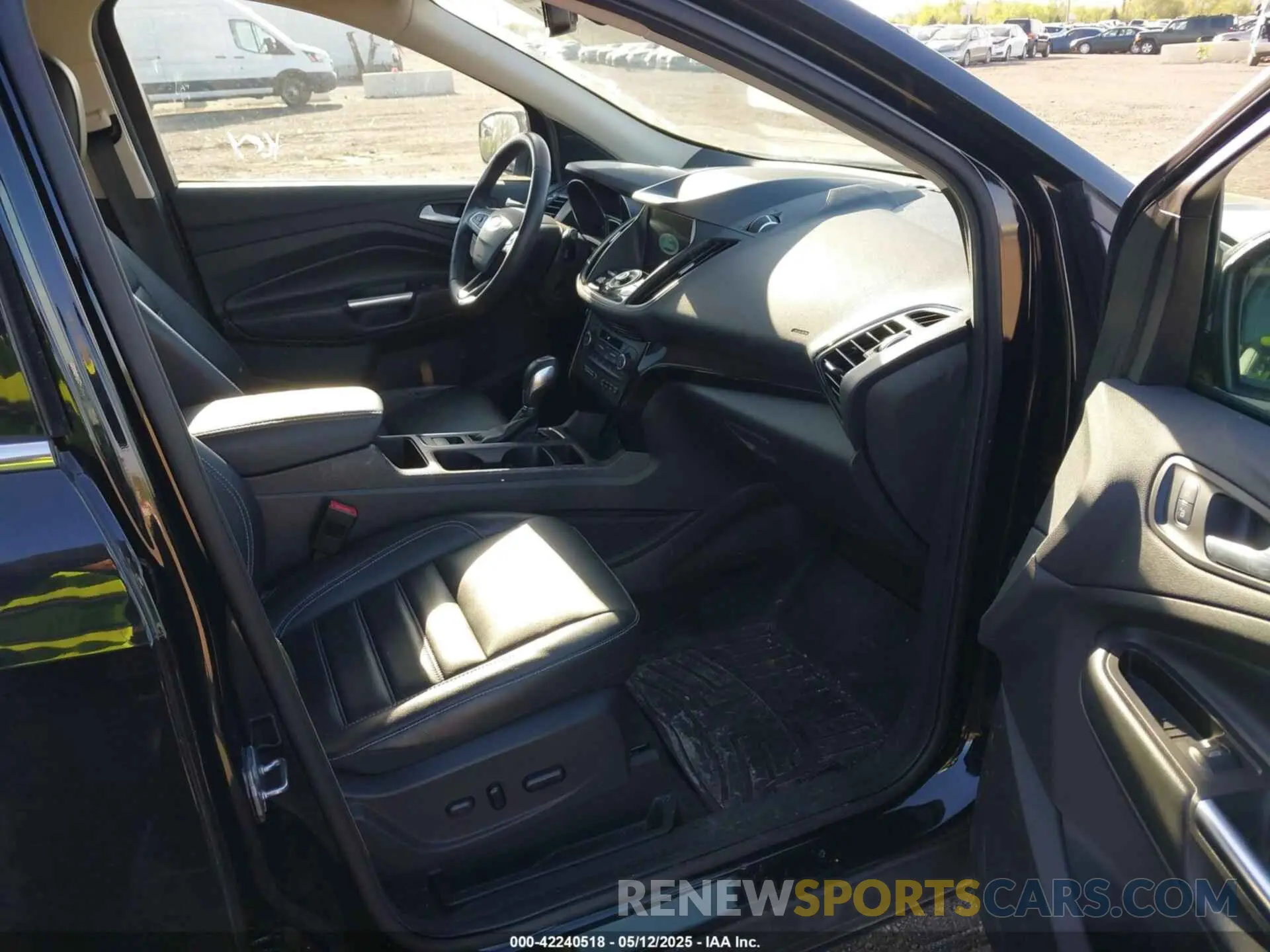 5 Photograph of a damaged car 1FMCU0J92KUC58168 FORD ESCAPE 2019