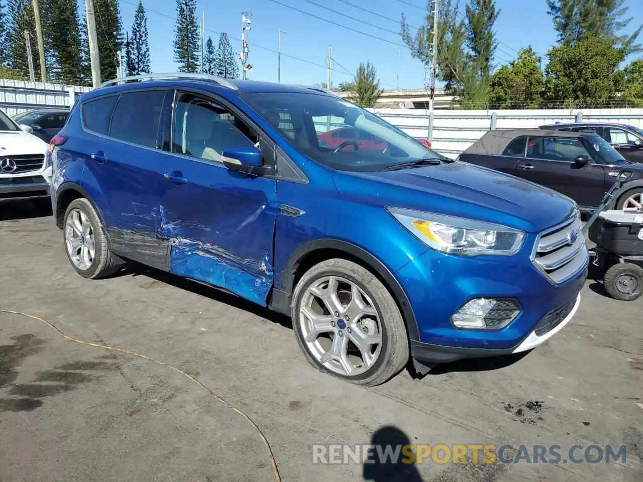 4 Photograph of a damaged car 1FMCU0J93KUC33103 FORD ESCAPE 2019