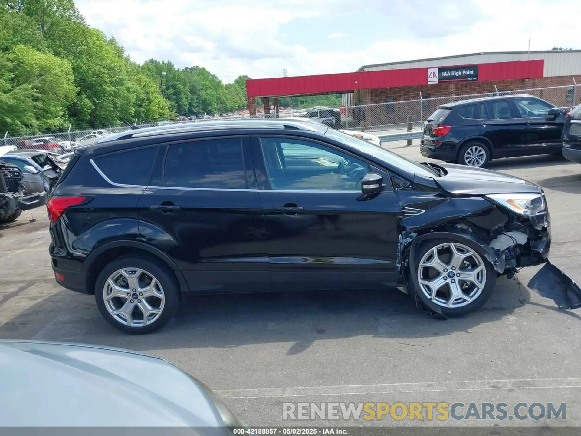 13 Photograph of a damaged car 1FMCU0J94KUB93601 FORD ESCAPE 2019