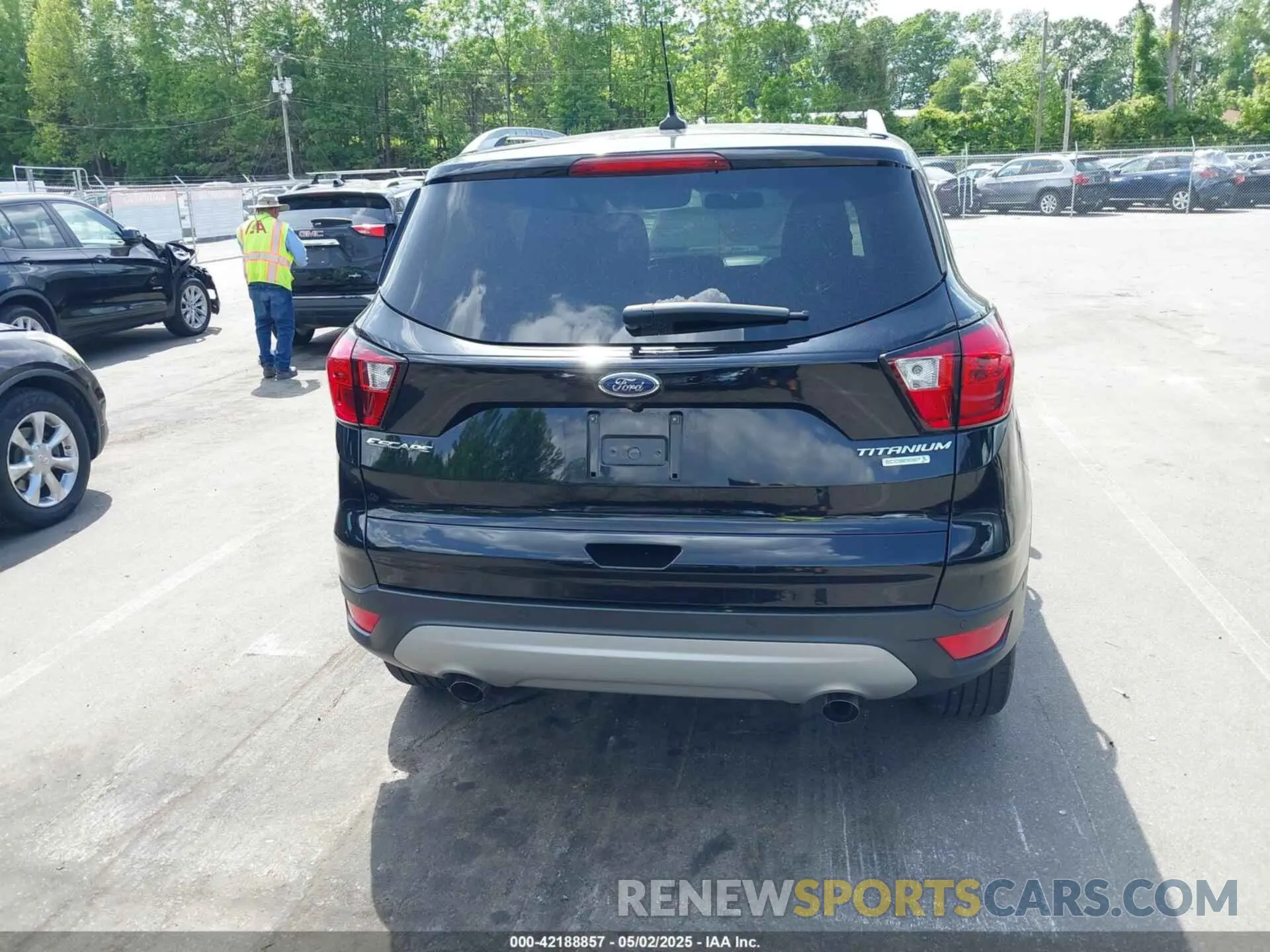 16 Photograph of a damaged car 1FMCU0J94KUB93601 FORD ESCAPE 2019