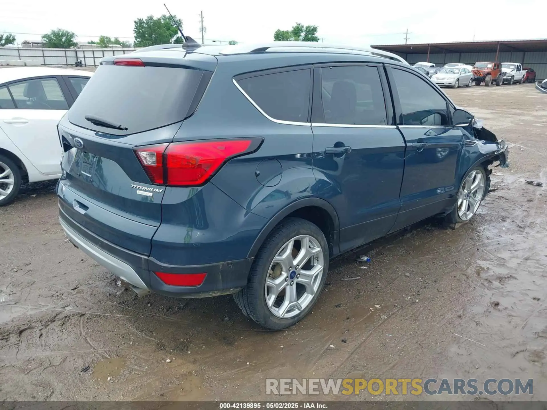 4 Photograph of a damaged car 1FMCU0J94KUC32929 FORD ESCAPE 2019