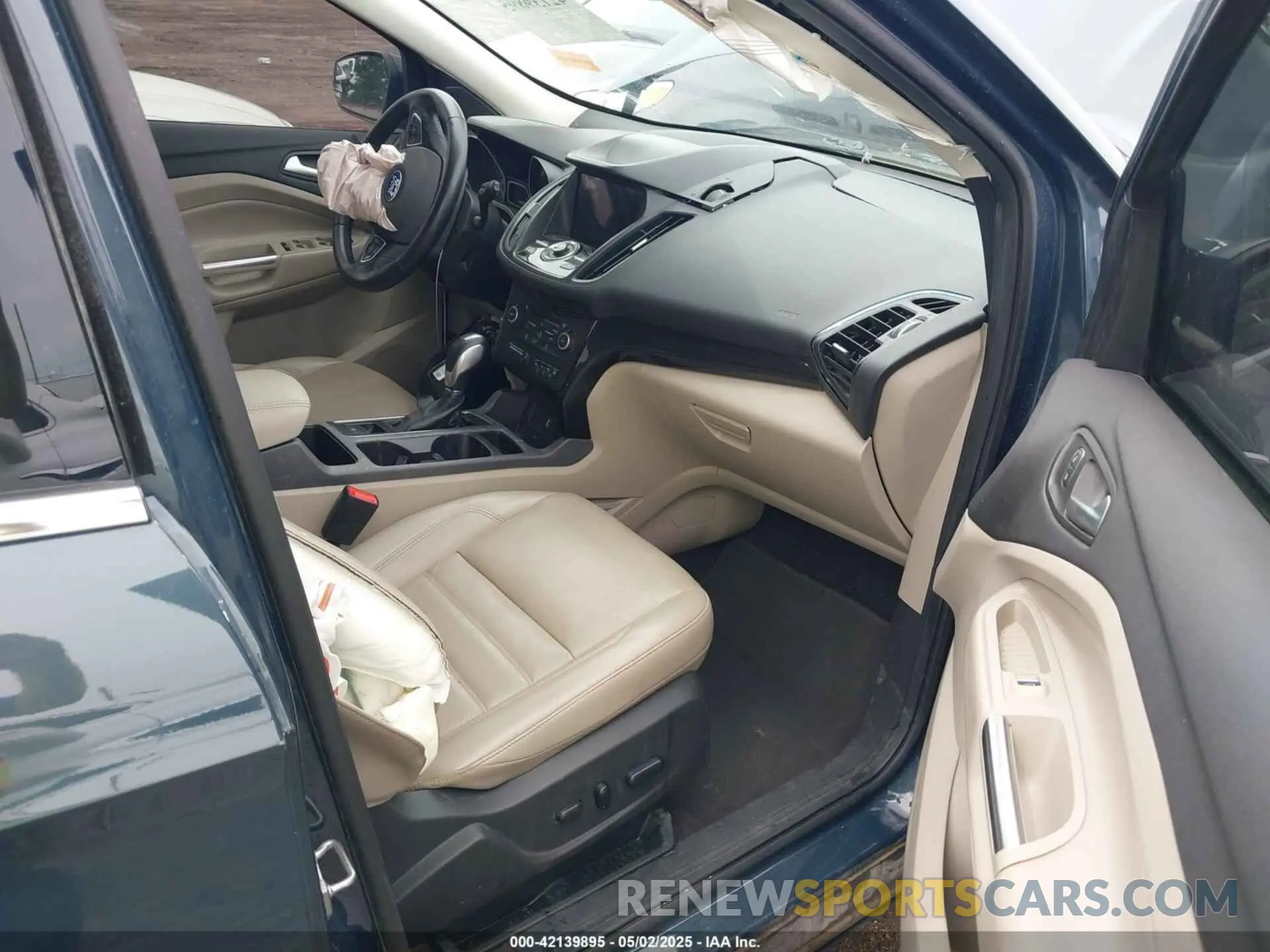5 Photograph of a damaged car 1FMCU0J94KUC32929 FORD ESCAPE 2019
